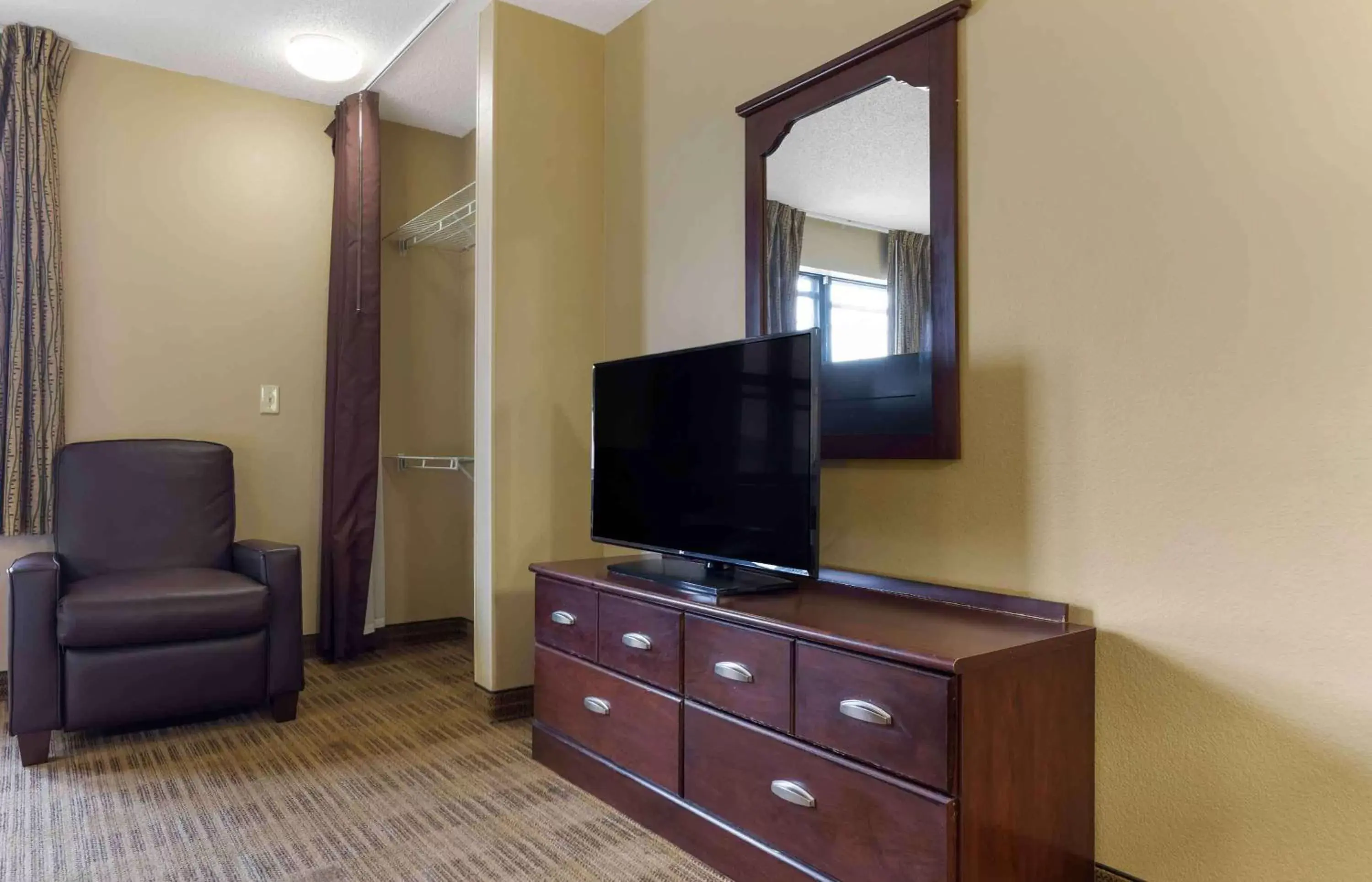 Bedroom, TV/Entertainment Center in Extended Stay America Suites - Waco - Woodway