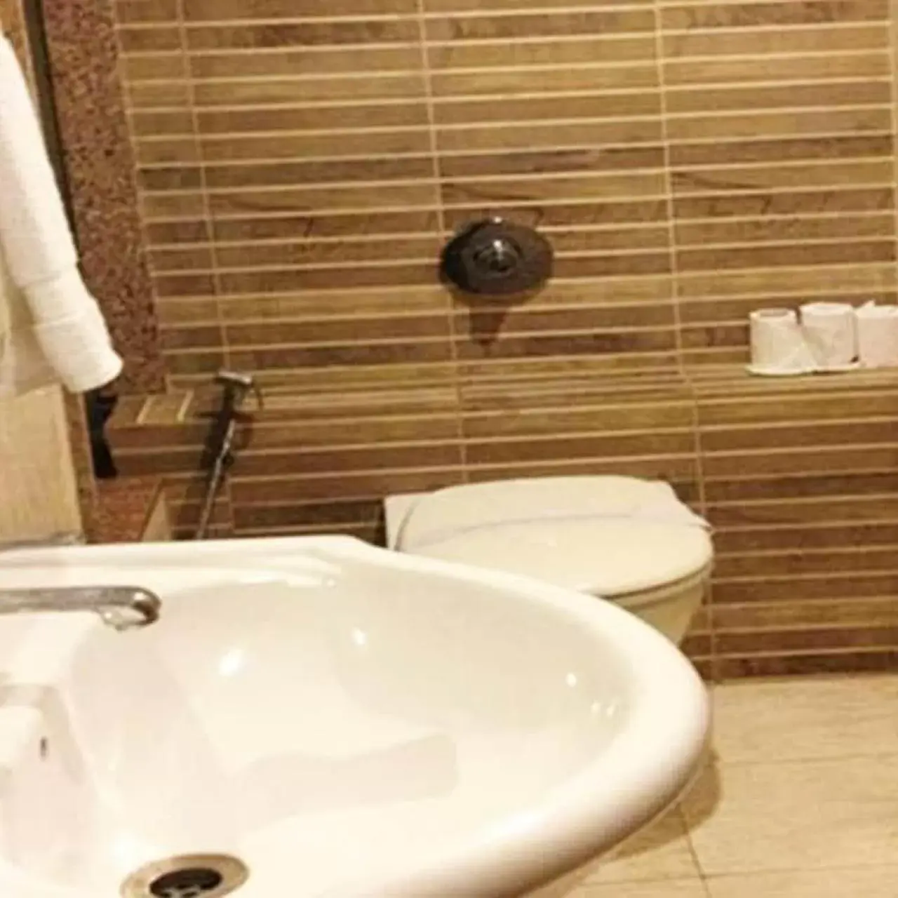 Bathroom in Hotel Banz - Near Delhi International Airport