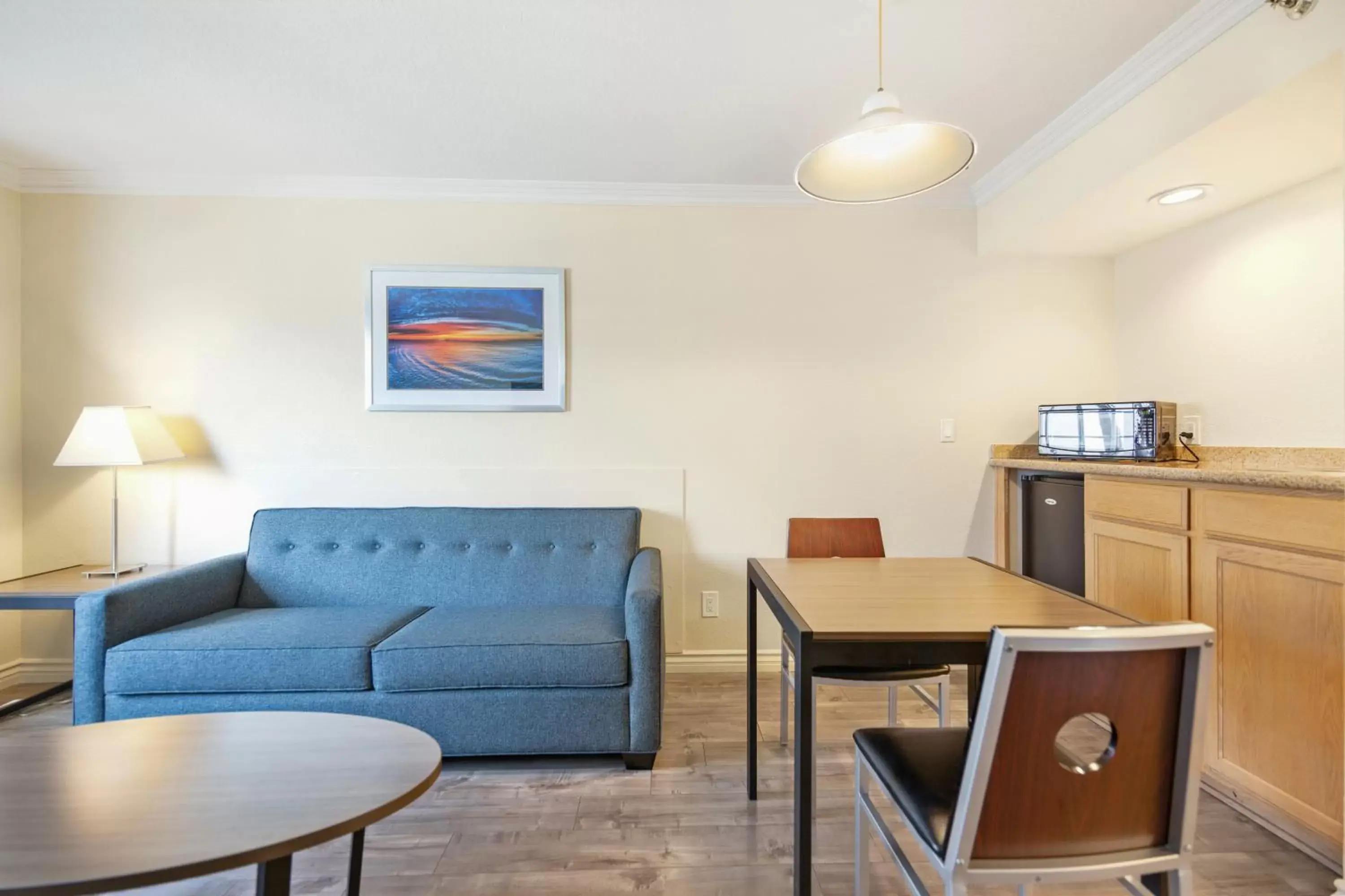 Living room, Seating Area in SureStay Hotel by Best Western Fontana