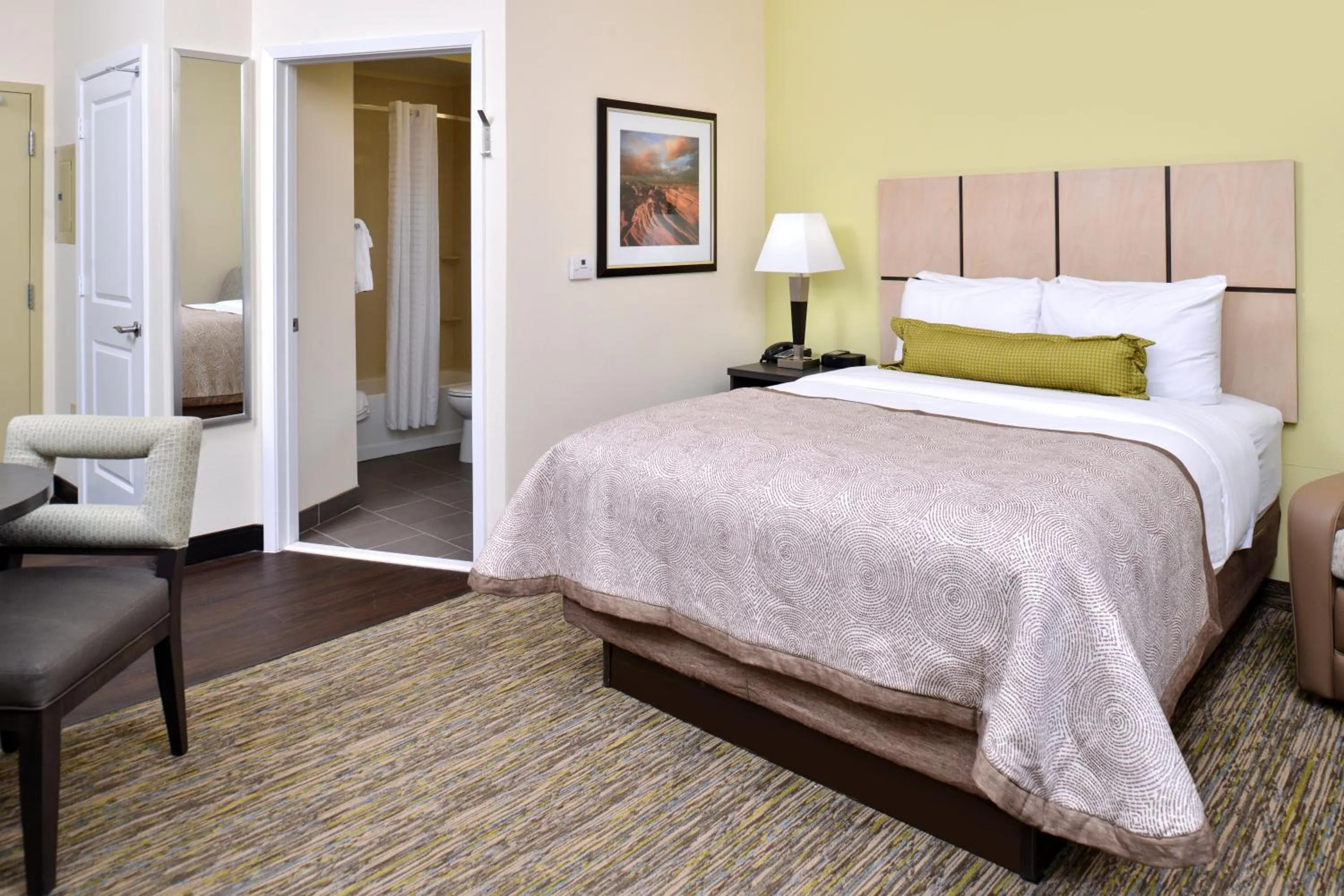 Photo of the whole room, Bed in Candlewood Suites Kenedy by IHG