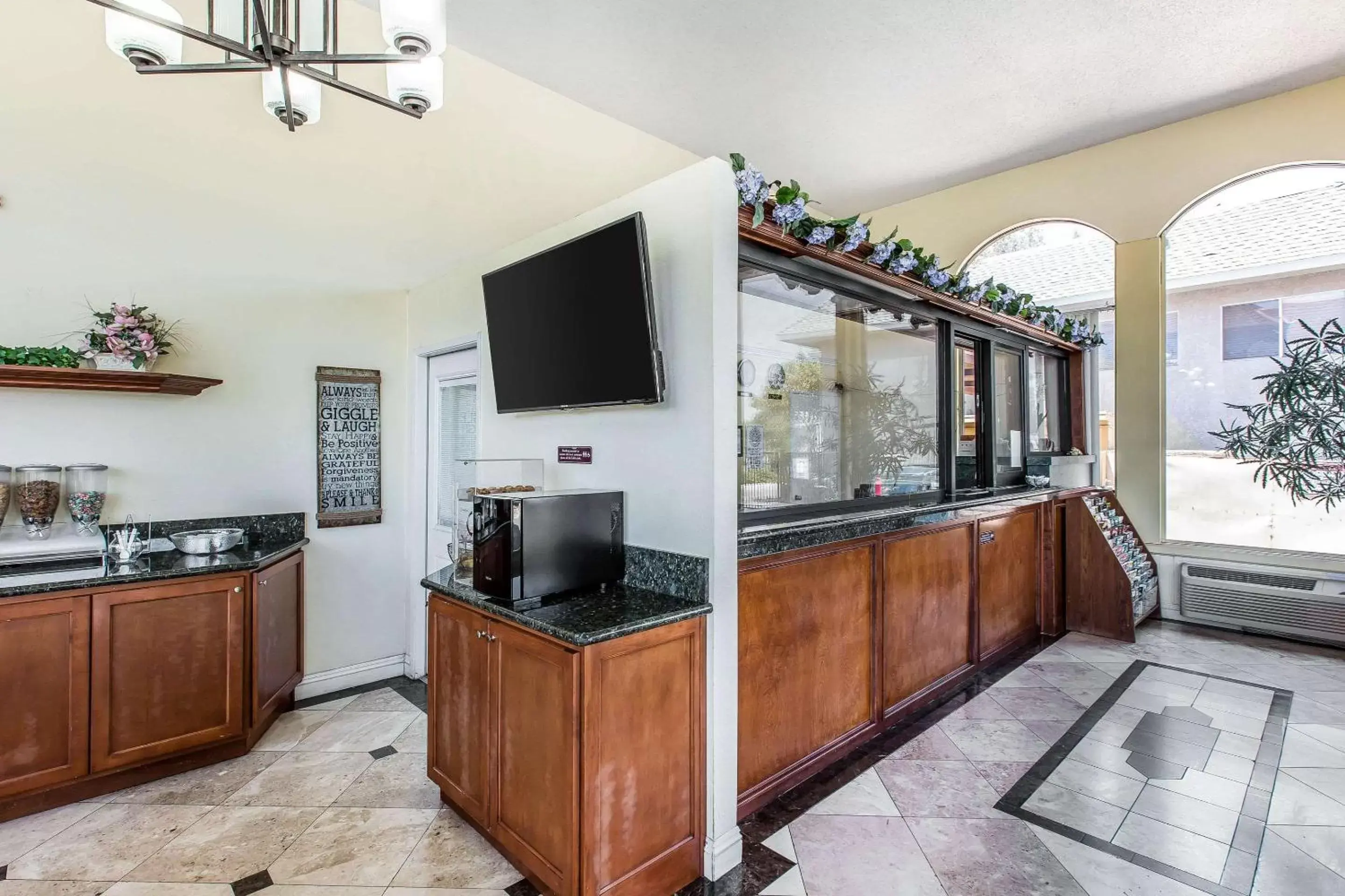 Lobby or reception, TV/Entertainment Center in Rodeway Inn & Suites Canyon Lake-Menifee West