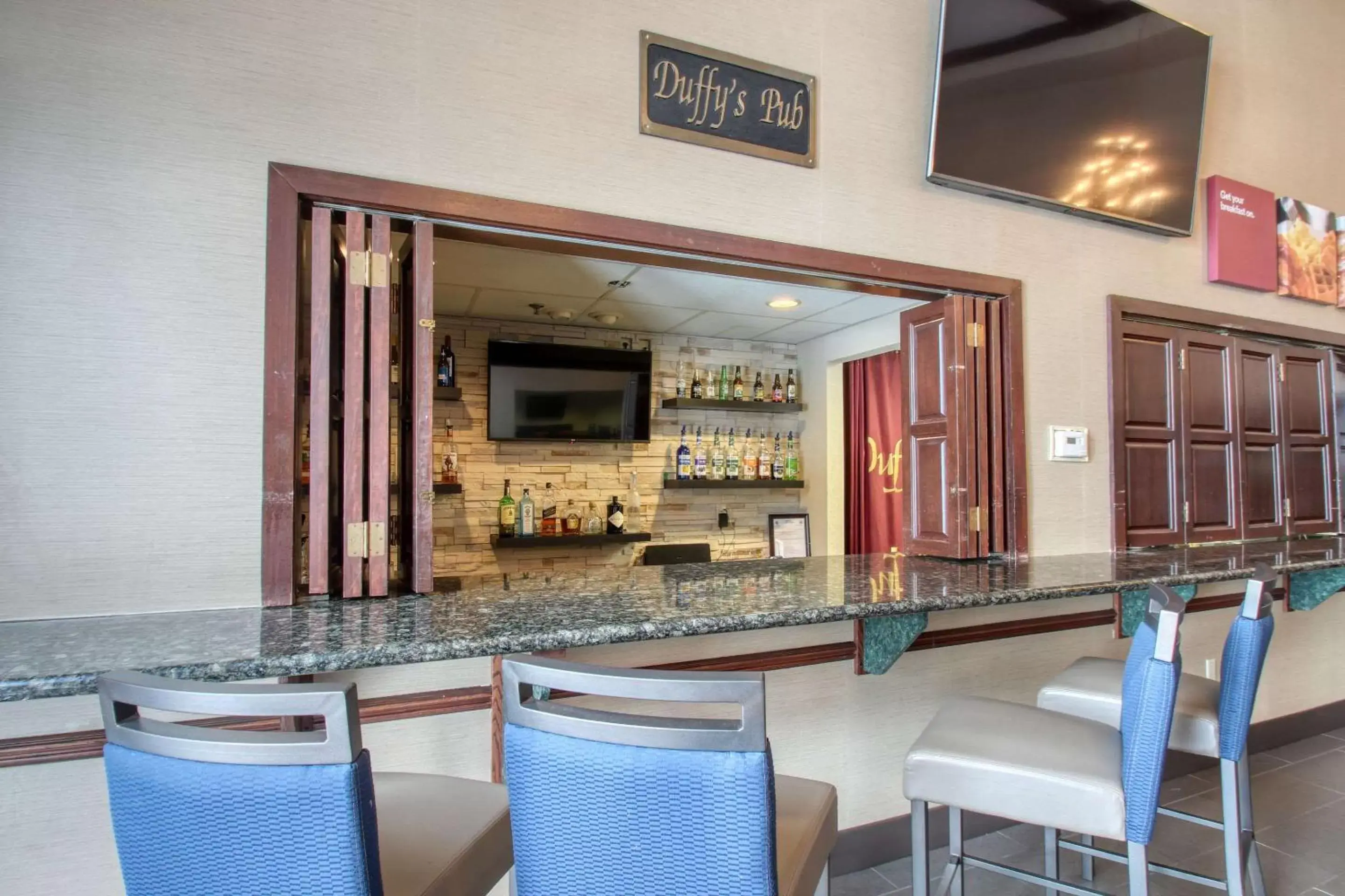 Restaurant/places to eat, Lounge/Bar in Comfort Suites Madison West