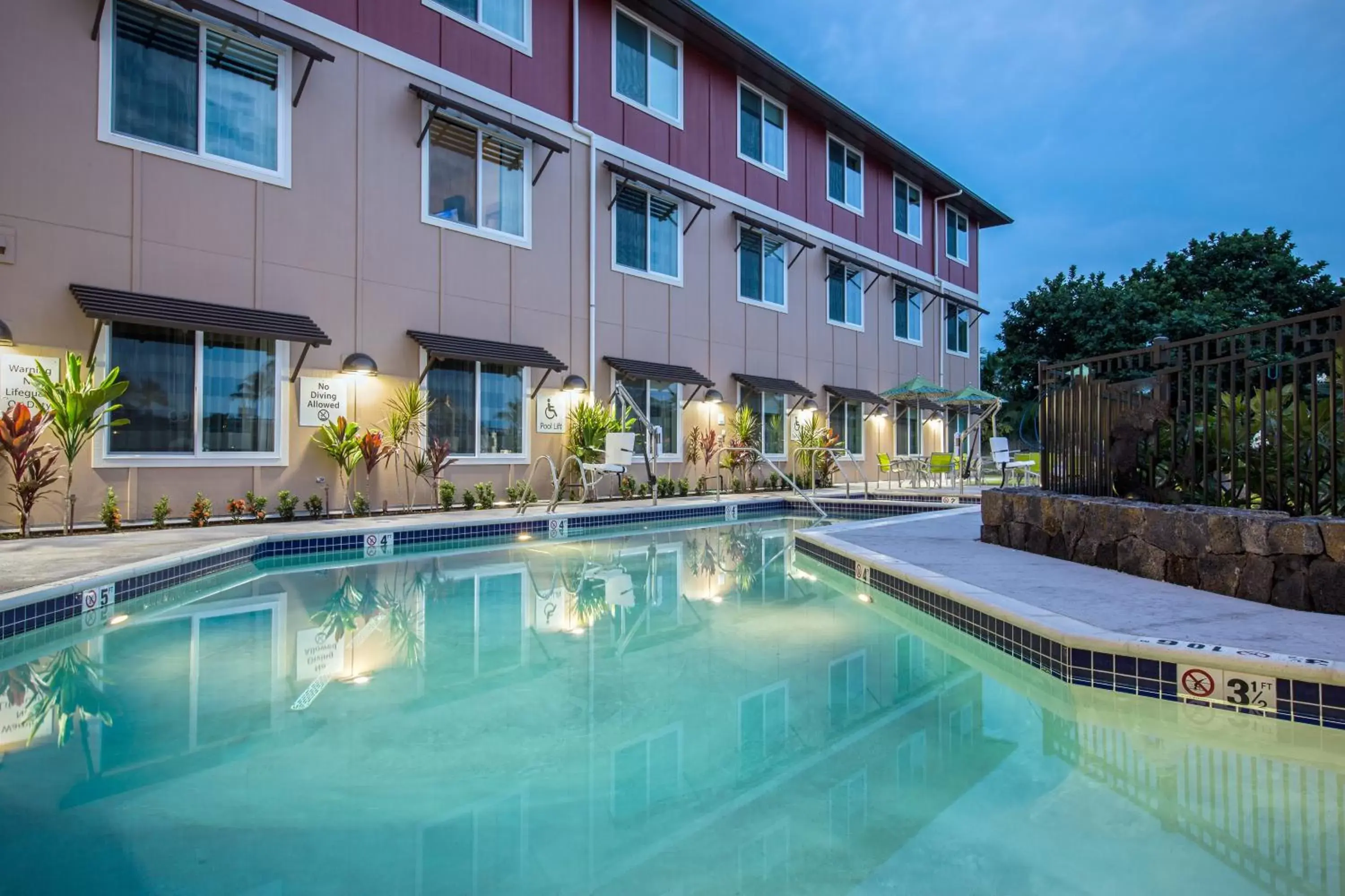 Swimming pool, Property Building in Holiday Inn Express & Suites Kailua-Kona, an IHG Hotel
