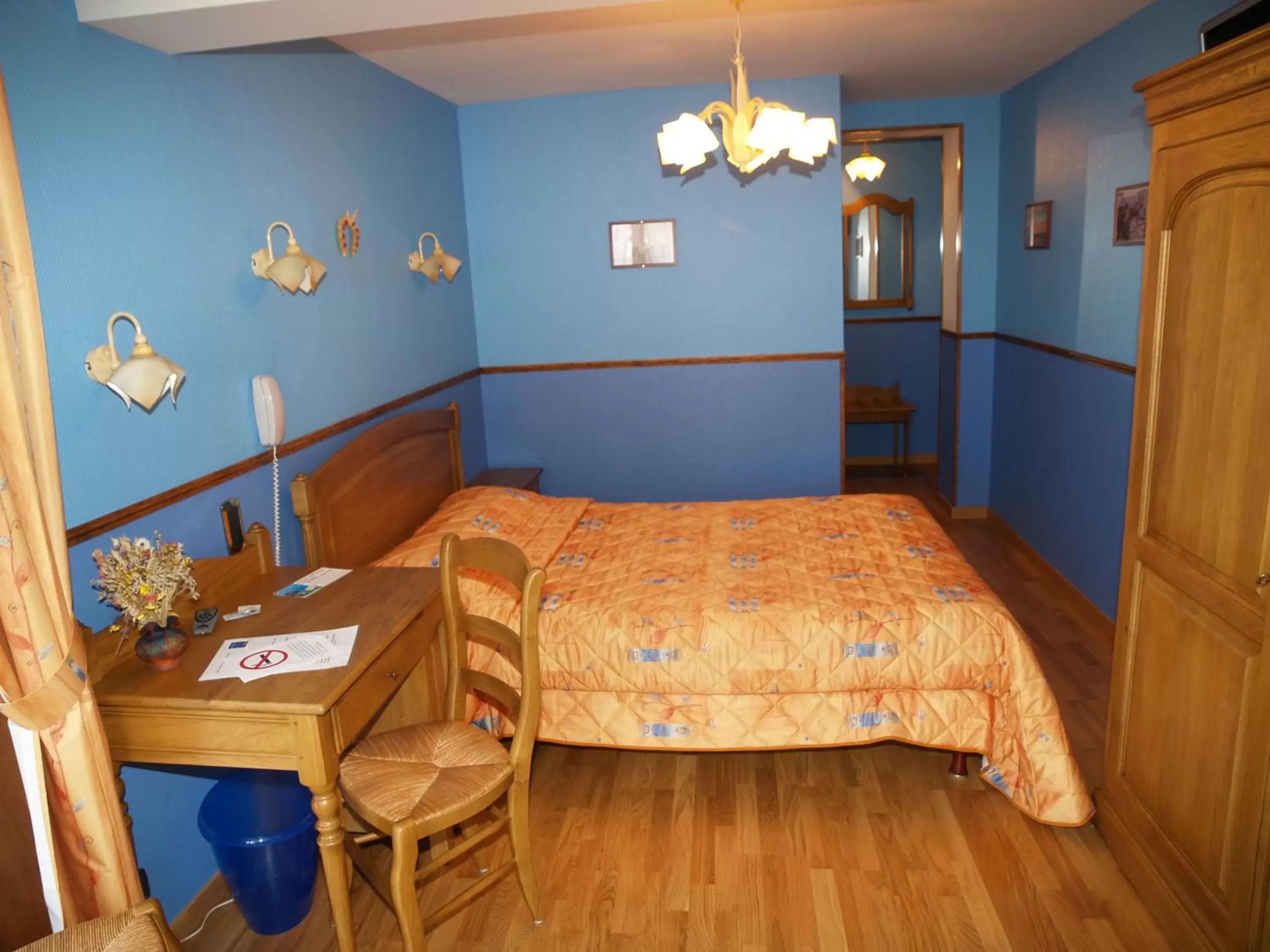 Bedroom, Bed in Hôtel De Calais