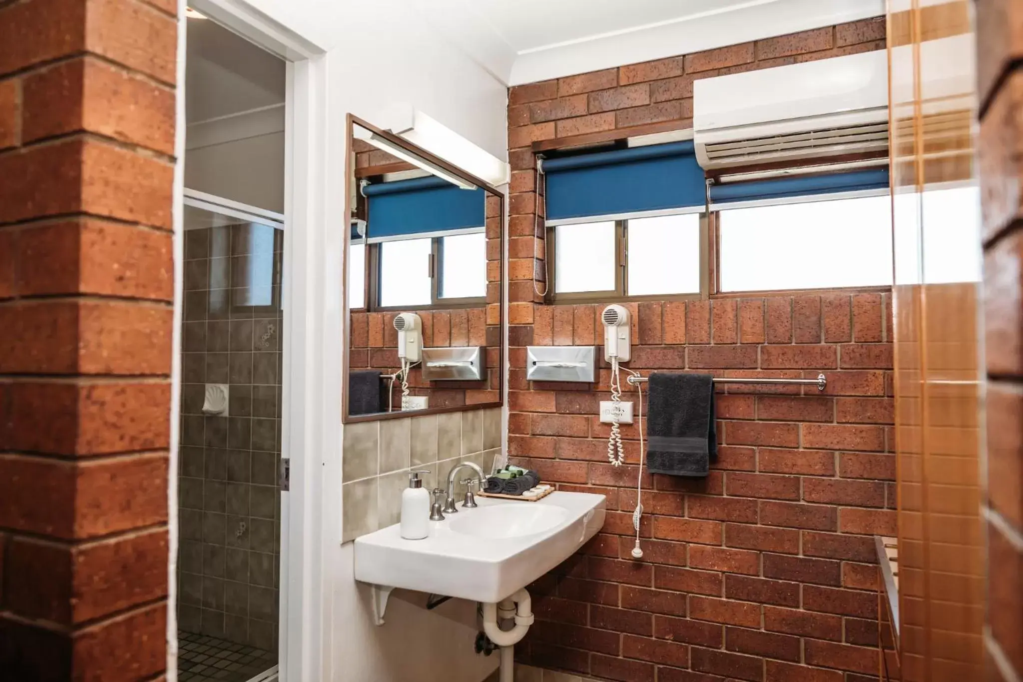 Deluxe Double or Twin Room in Country Pathfinder Motor Inn Deluxe Double or Twin Room in Country Pathfinder Motor Inn