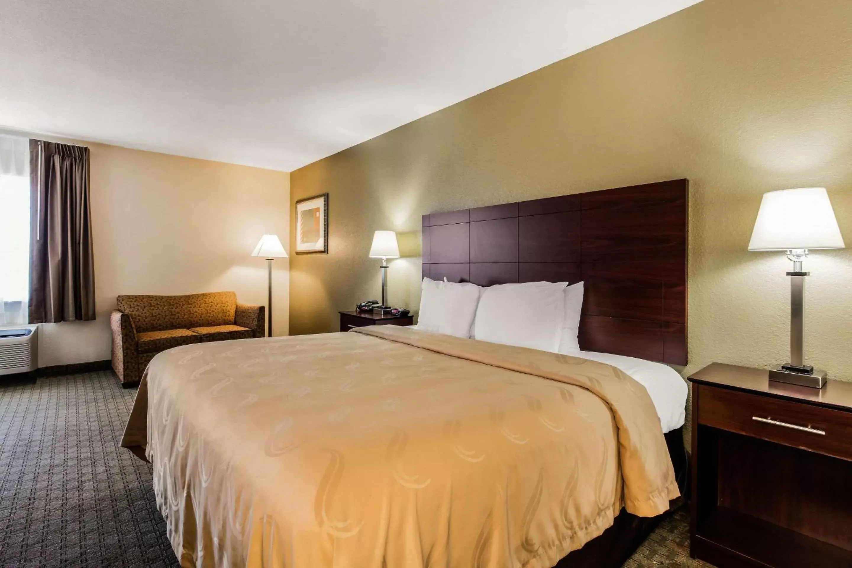 Property building, Bed in Quality Inn Batesville