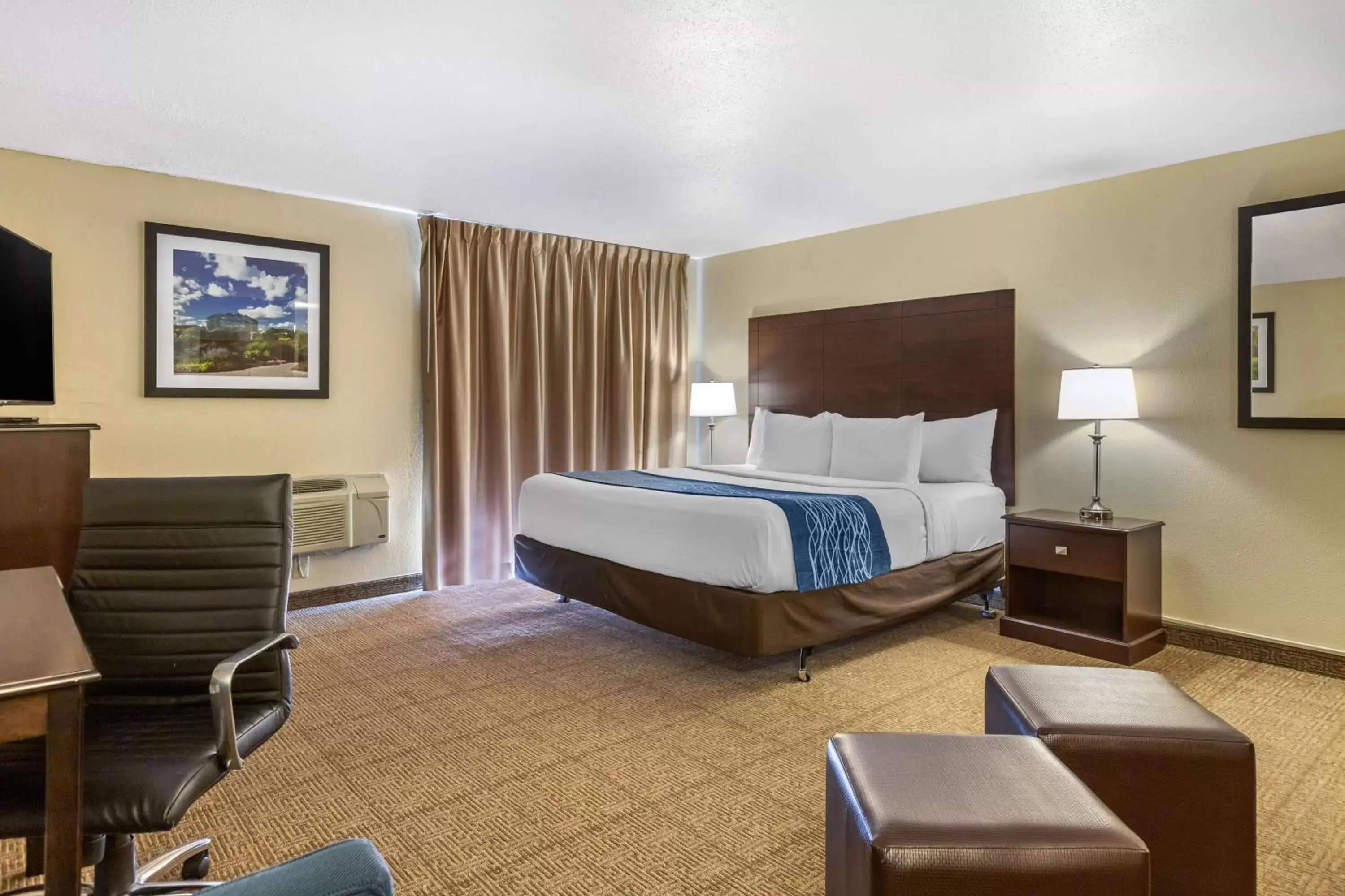 Photo of the whole room, Bed in Comfort Inn Grand Rapids Airport