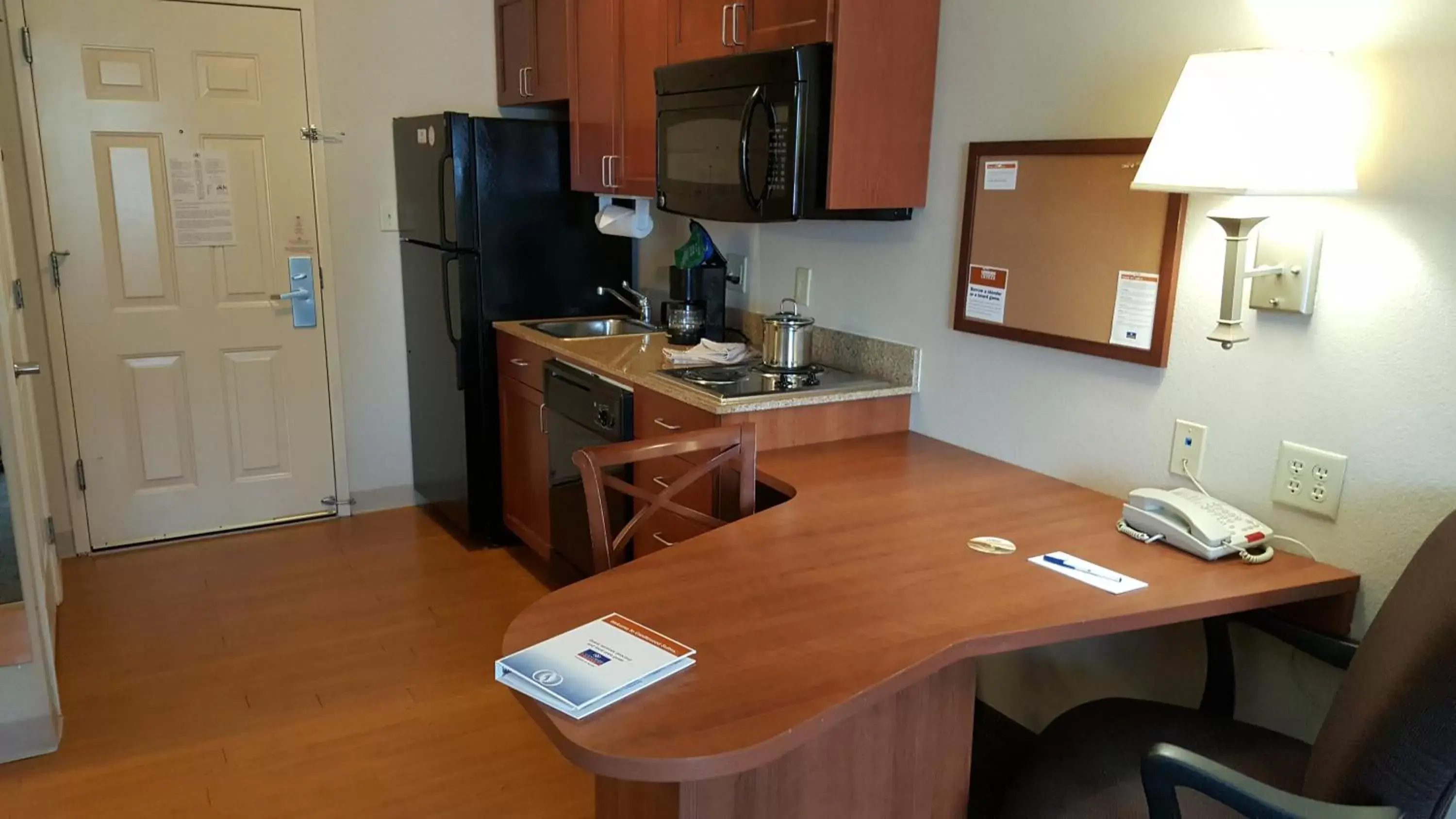 Photo of the whole room, Kitchen/Kitchenette in Candlewood Suites Hot Springs, an IHG Hotel