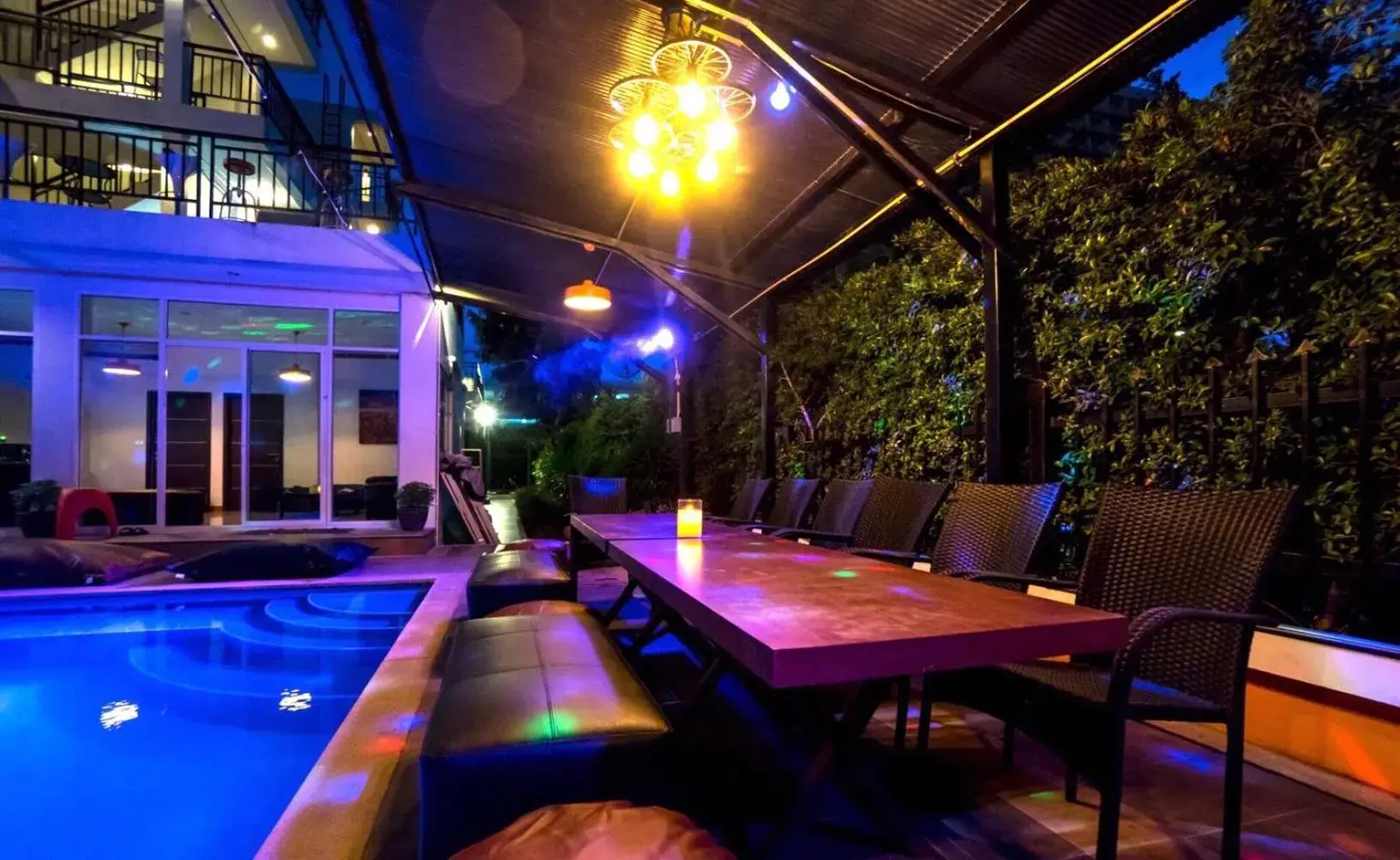 Dining area, Swimming Pool in Villa Navin