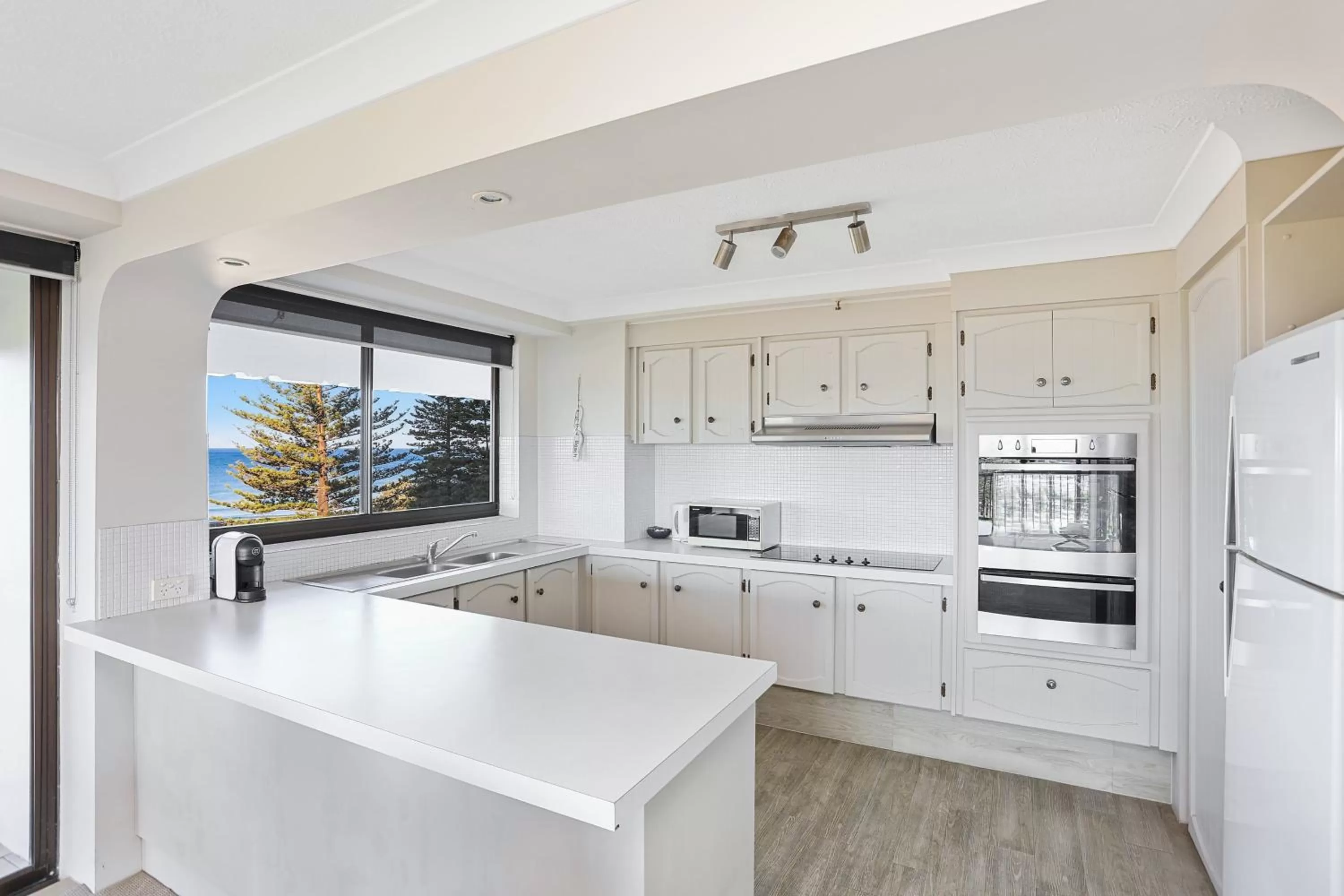 Kitchen or kitchenette in De Ville Apartments