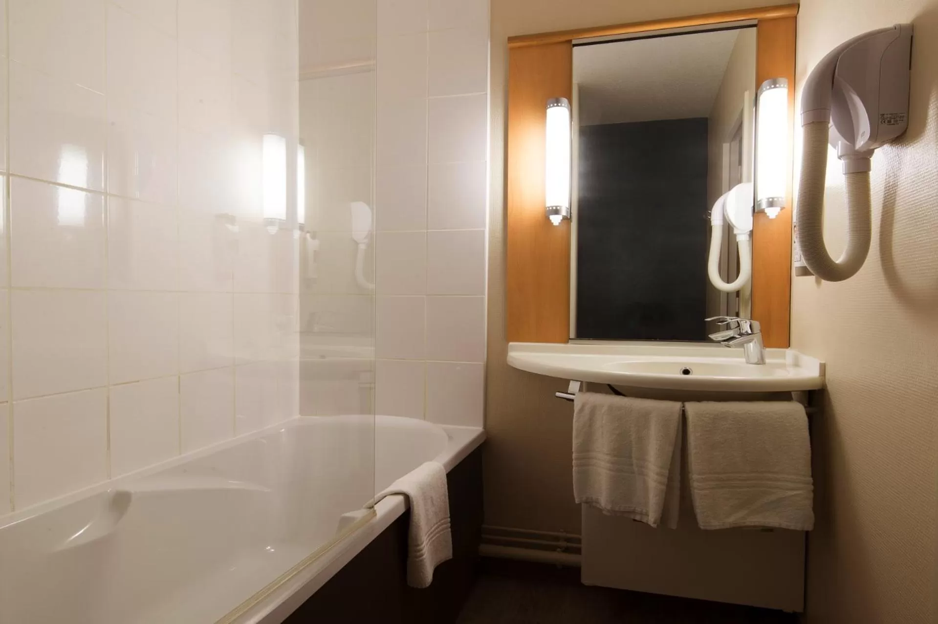 Photo of the whole room in ibis Tours Nord