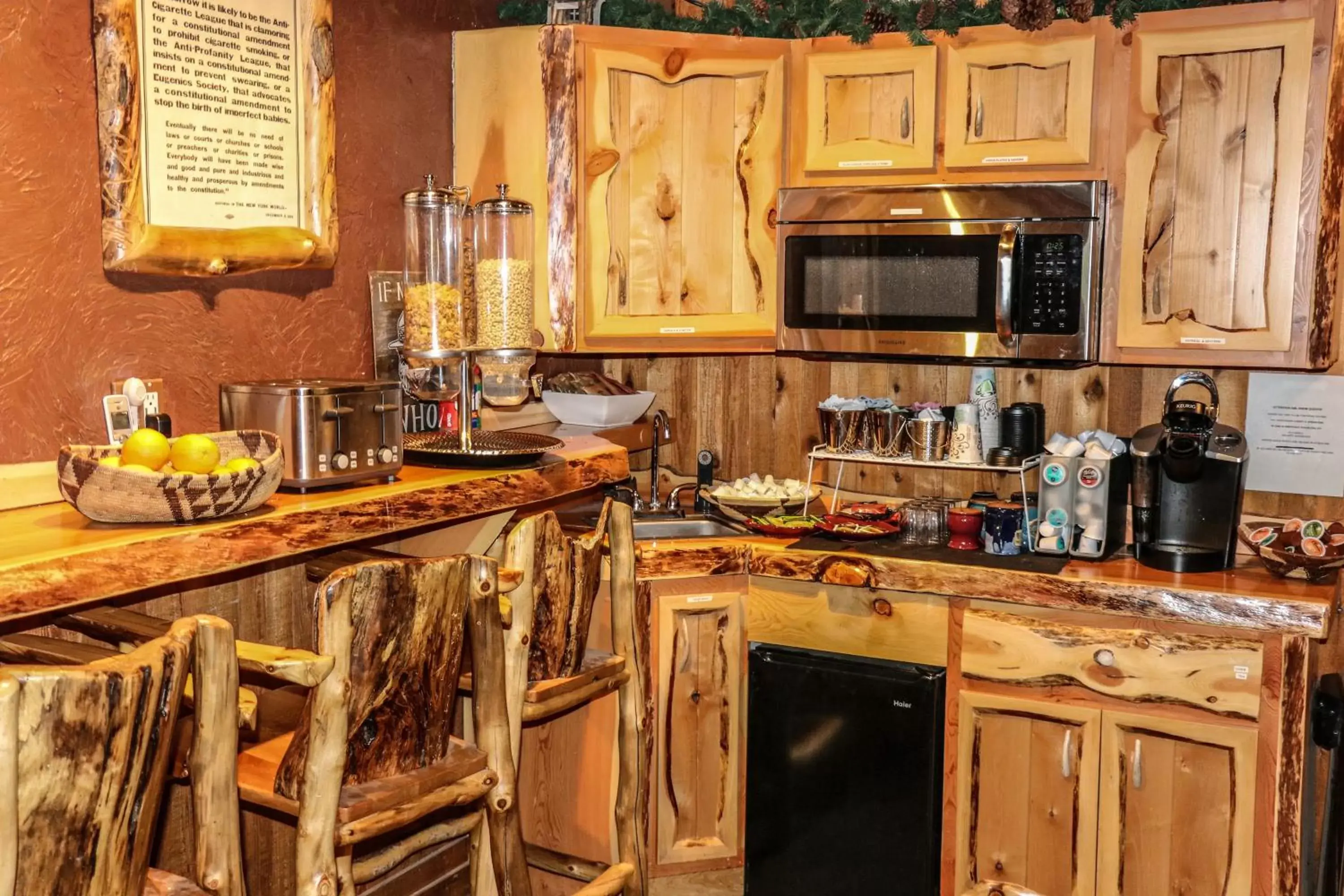 Breakfast, Kitchen/Kitchenette in Arrowhead Mountain Lodge