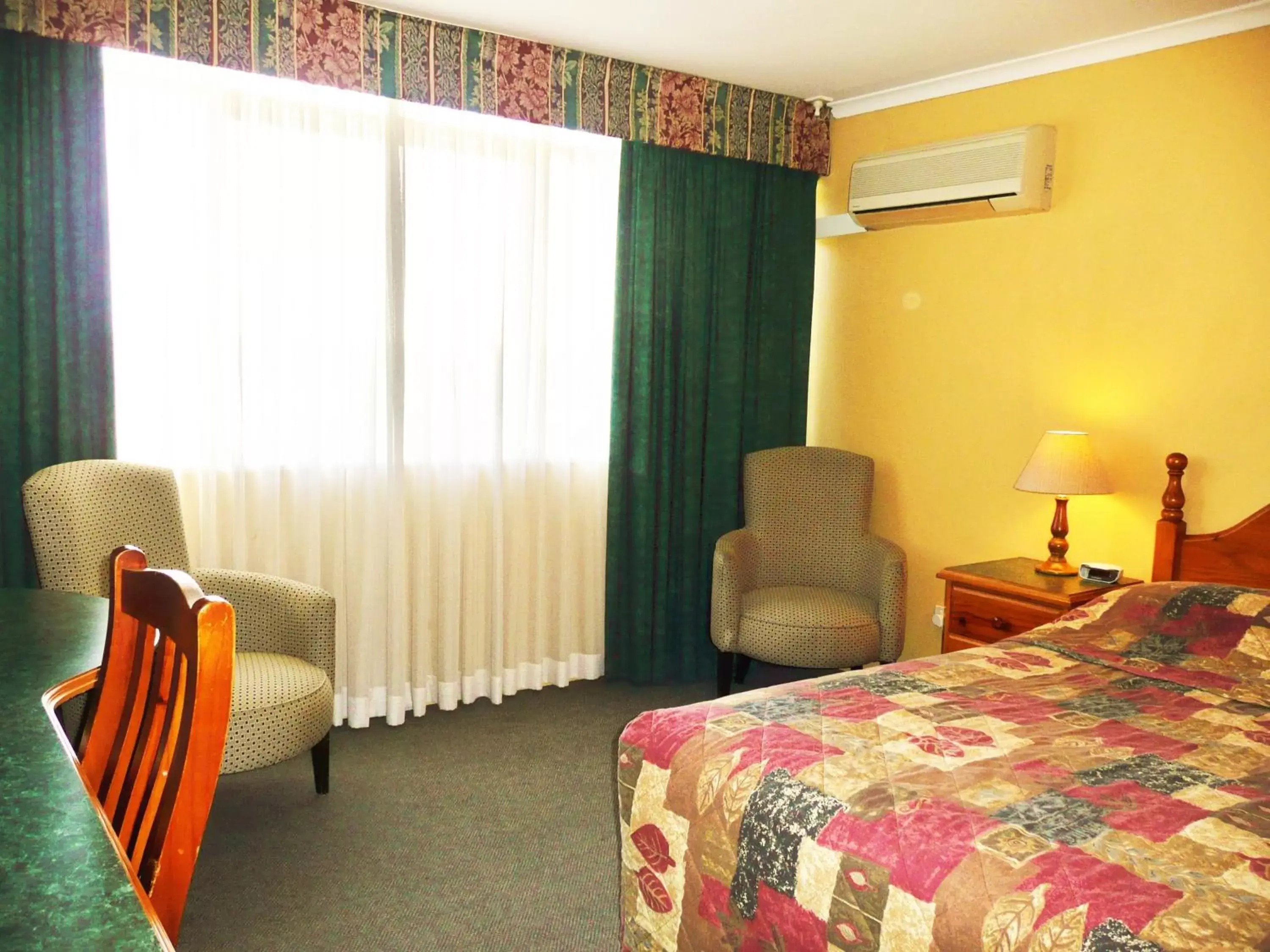 Deluxe Queen Room in Parramatta City Motel
