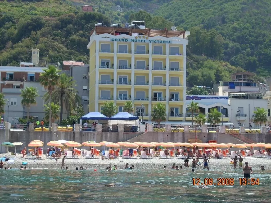 Facade/entrance in Grand Hotel Victoria