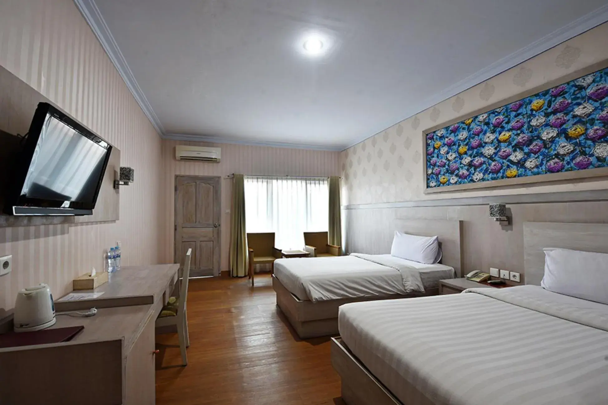 Photo of the whole room, Bed in Puri Saron Denpasar Hotel