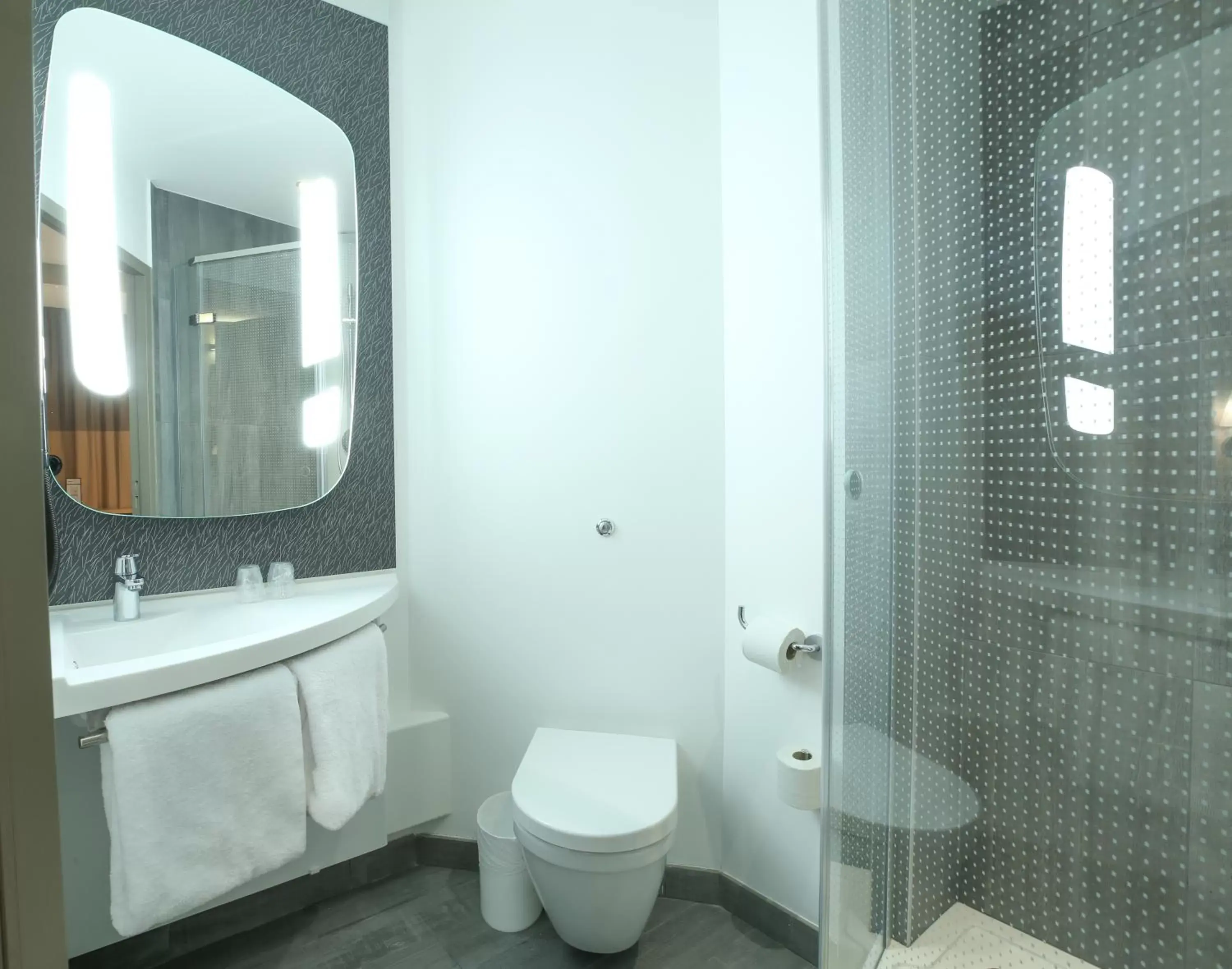 Bathroom in Ibis Niort Est Mendes France