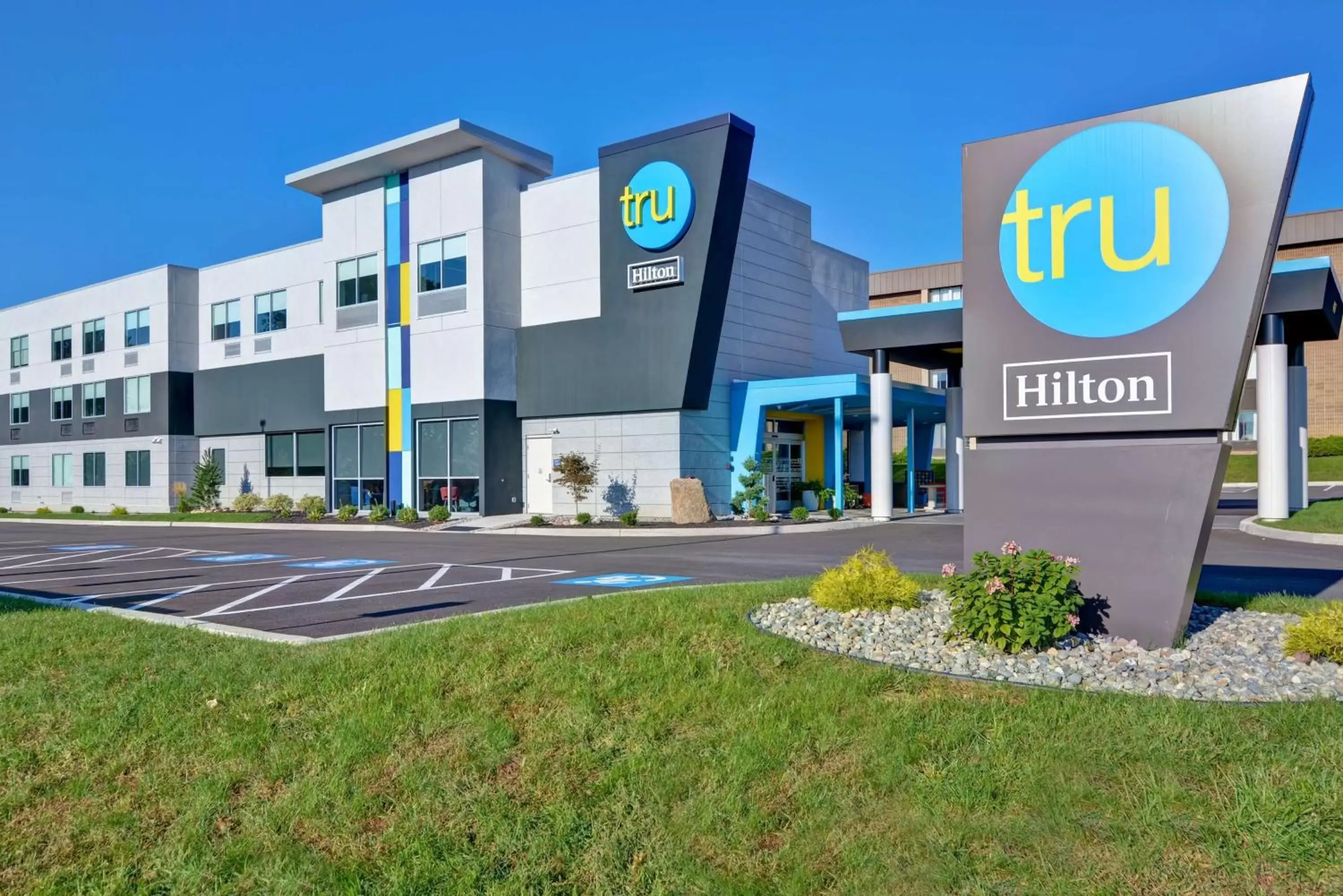 Property building, Property Logo/Sign in Tru by Hilton Syracuse North Airport Area