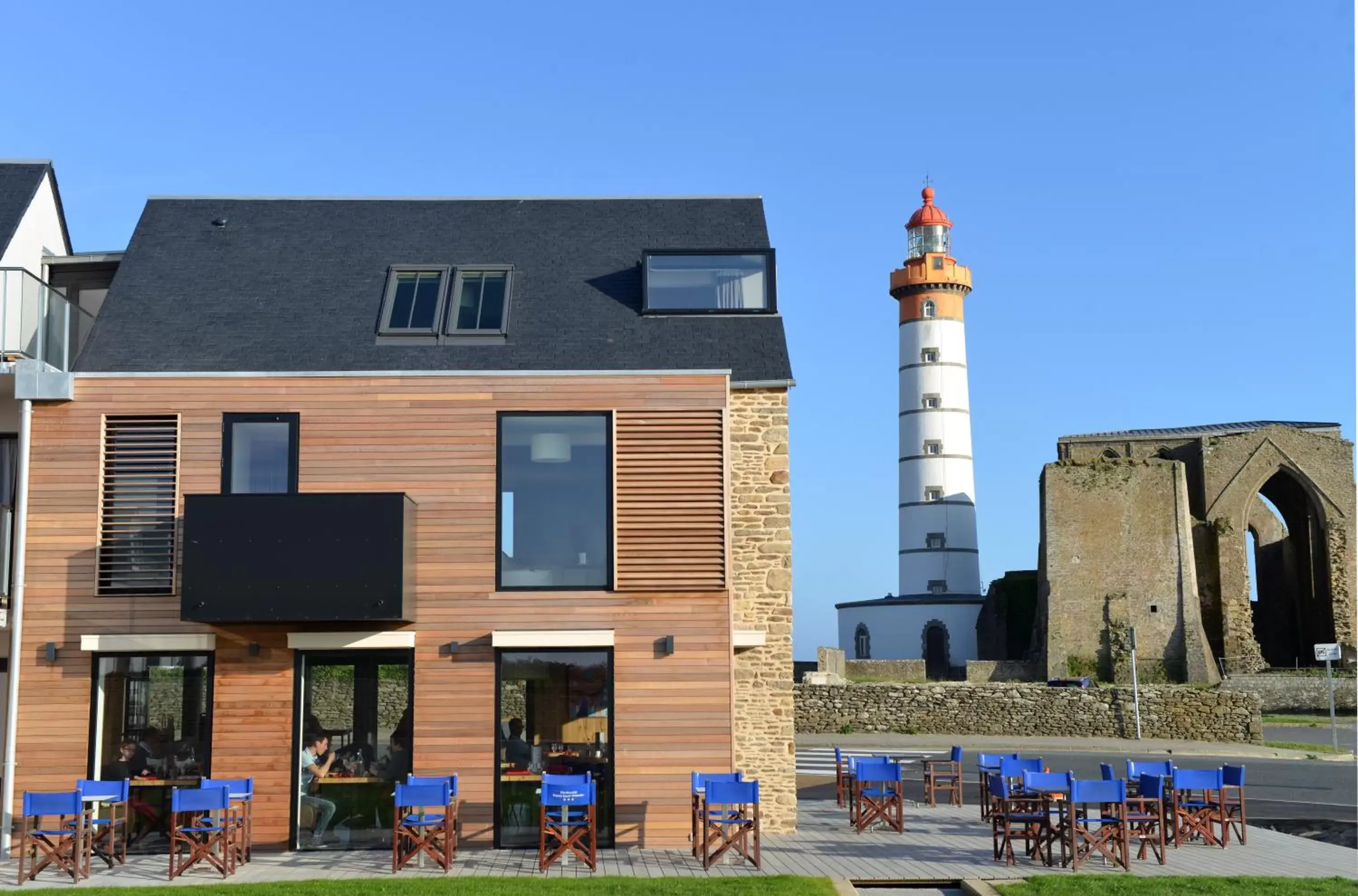 Patio, Property Building in Hostellerie de la Pointe Saint-Mathieu - SPA & Restaurant