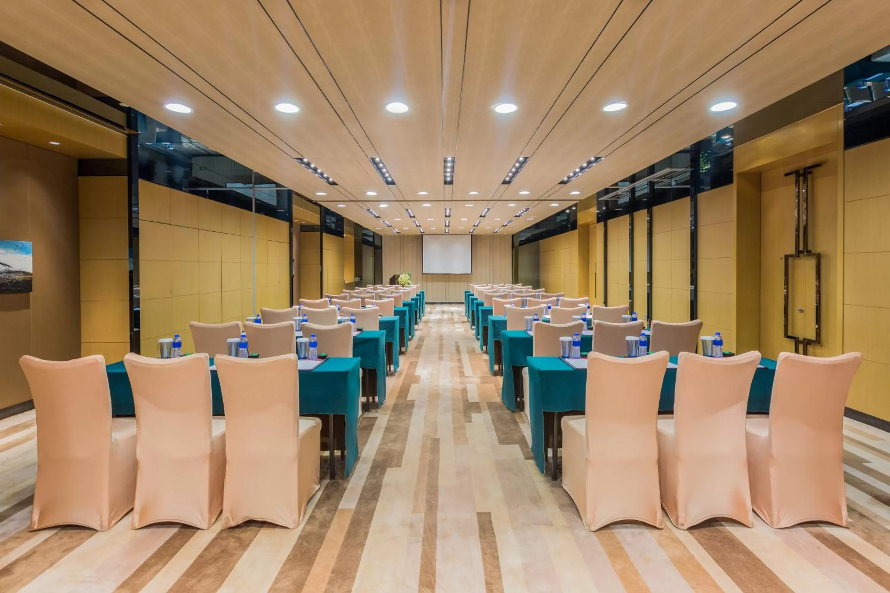 Meeting/conference room in Crowne Plaza Guangzhou Huadu by IHG - Free Shuttle bus between hotel to Exhibition Center During Canton Fair