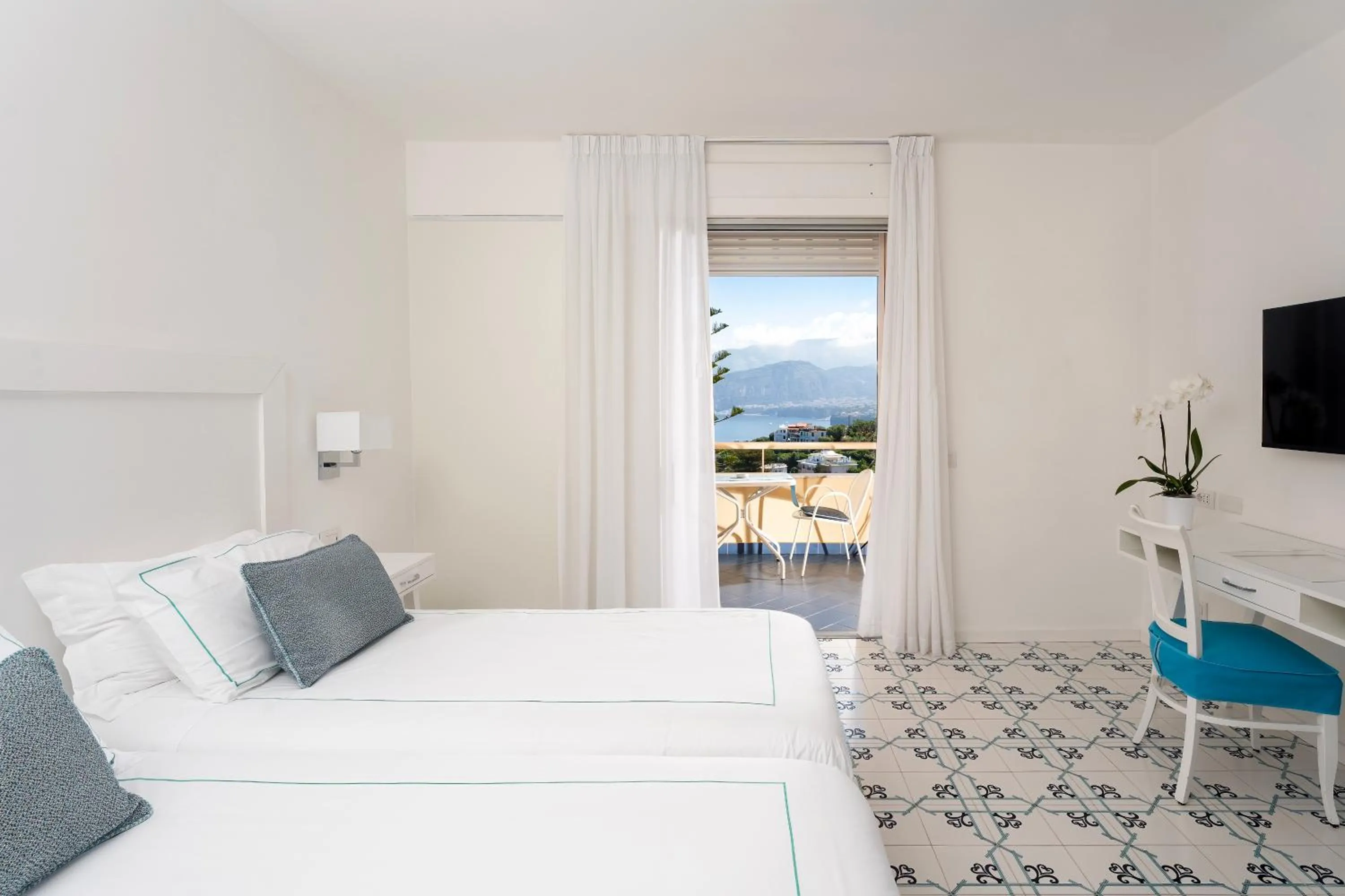 Superior Double or Twin Room with Sea View in Hotel Grand Vesuvio