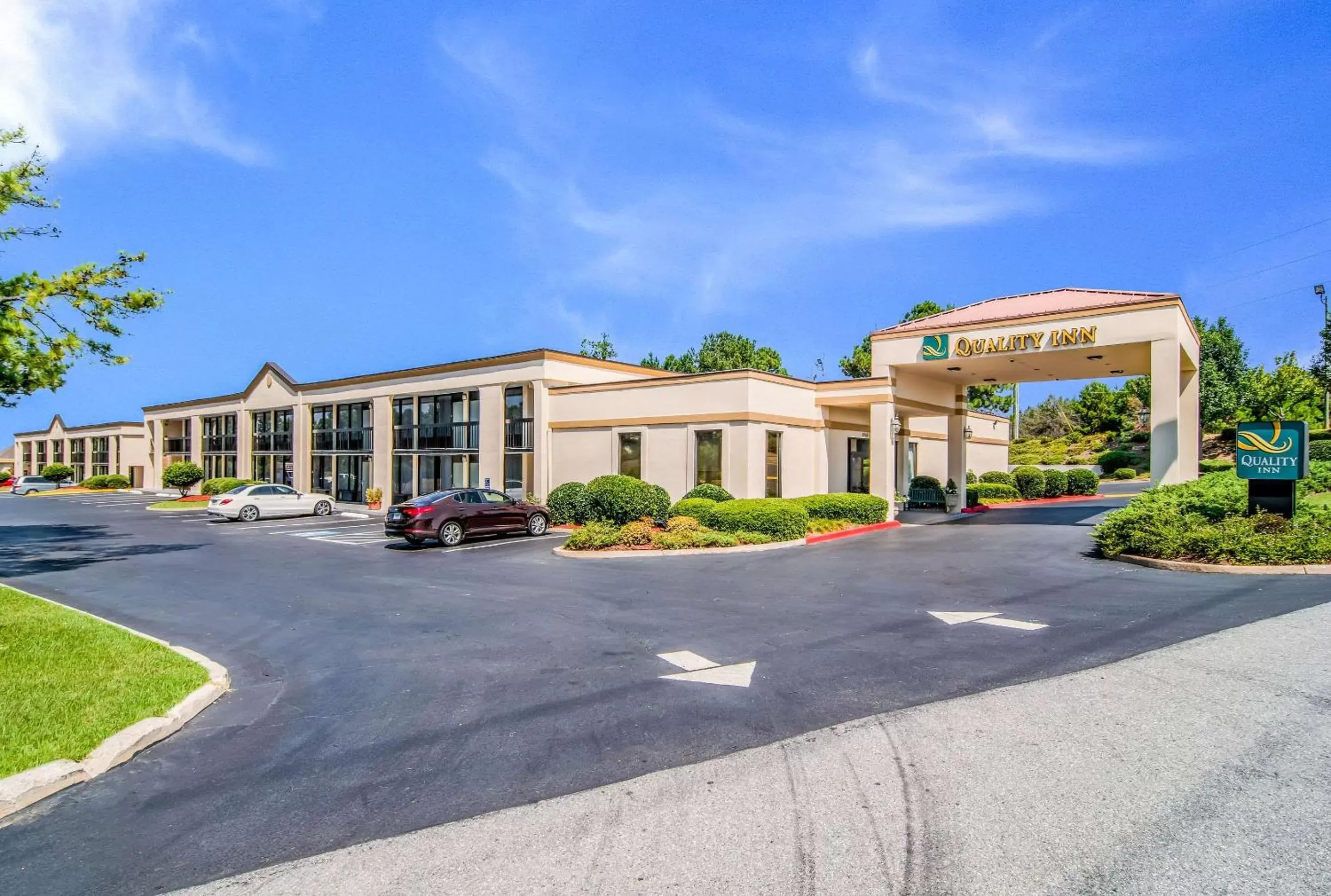 Property building in Quality Inn Suwanee I-85 Property building in Quality Inn Suwanee I-85