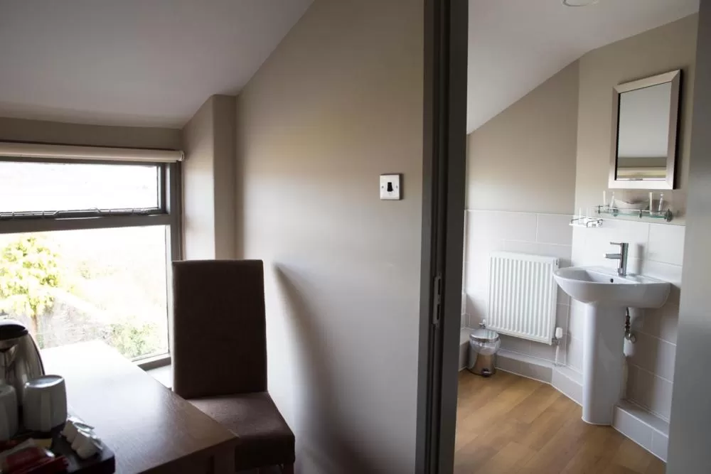 Coffee/tea facilities, Bathroom in George & Dragon, Conwy