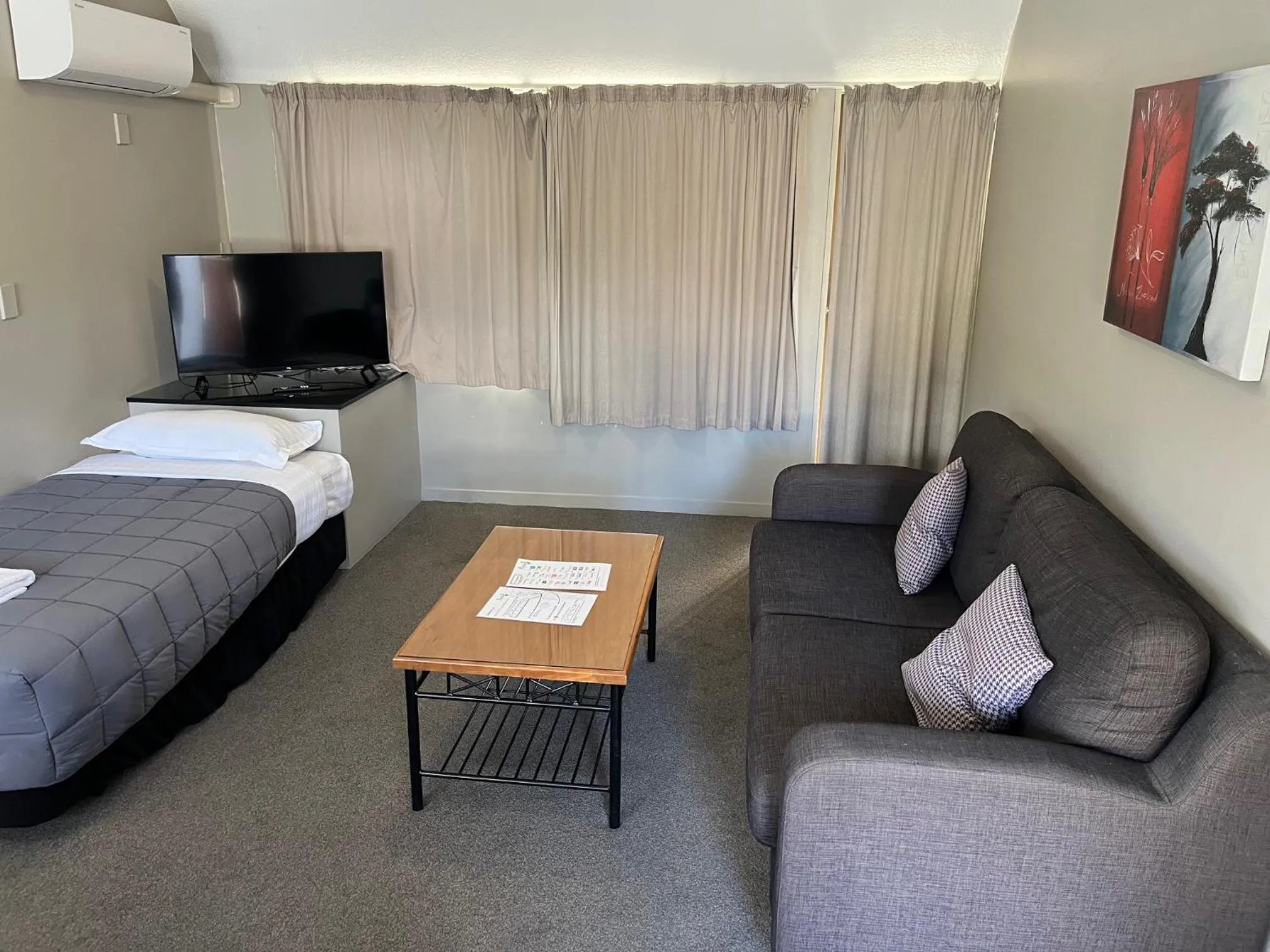 TV and multimedia, Bed in Manuka Crescent Motel