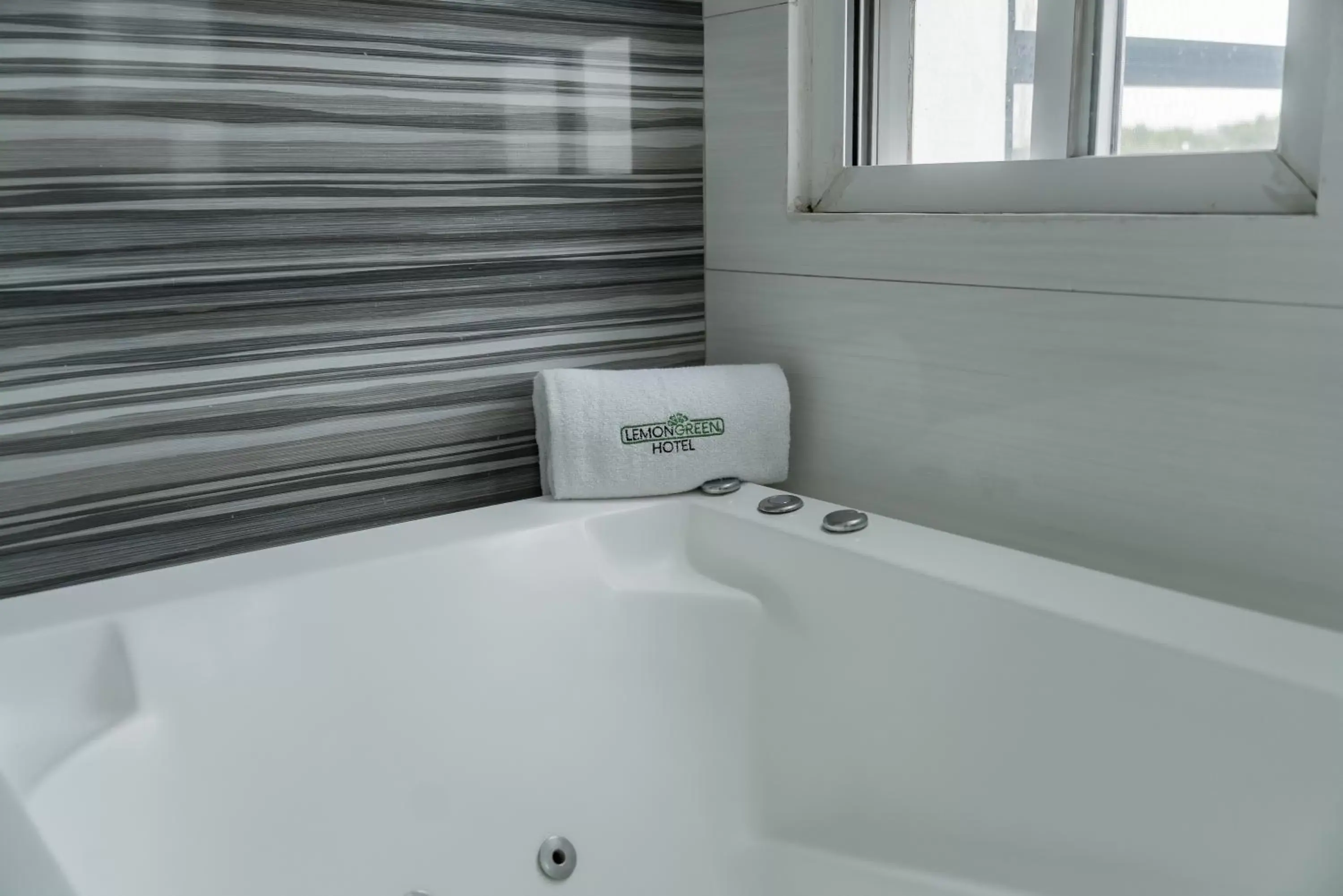 Bath, Bathroom in HOTEL LEMON GREEN -Zona Expo Frente al Centro de Convenciones