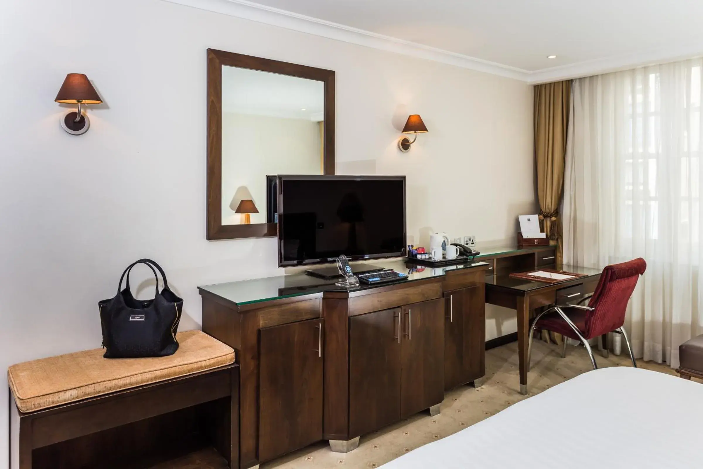 Bedroom, TV/Entertainment Center in Courthouse Hotel London
