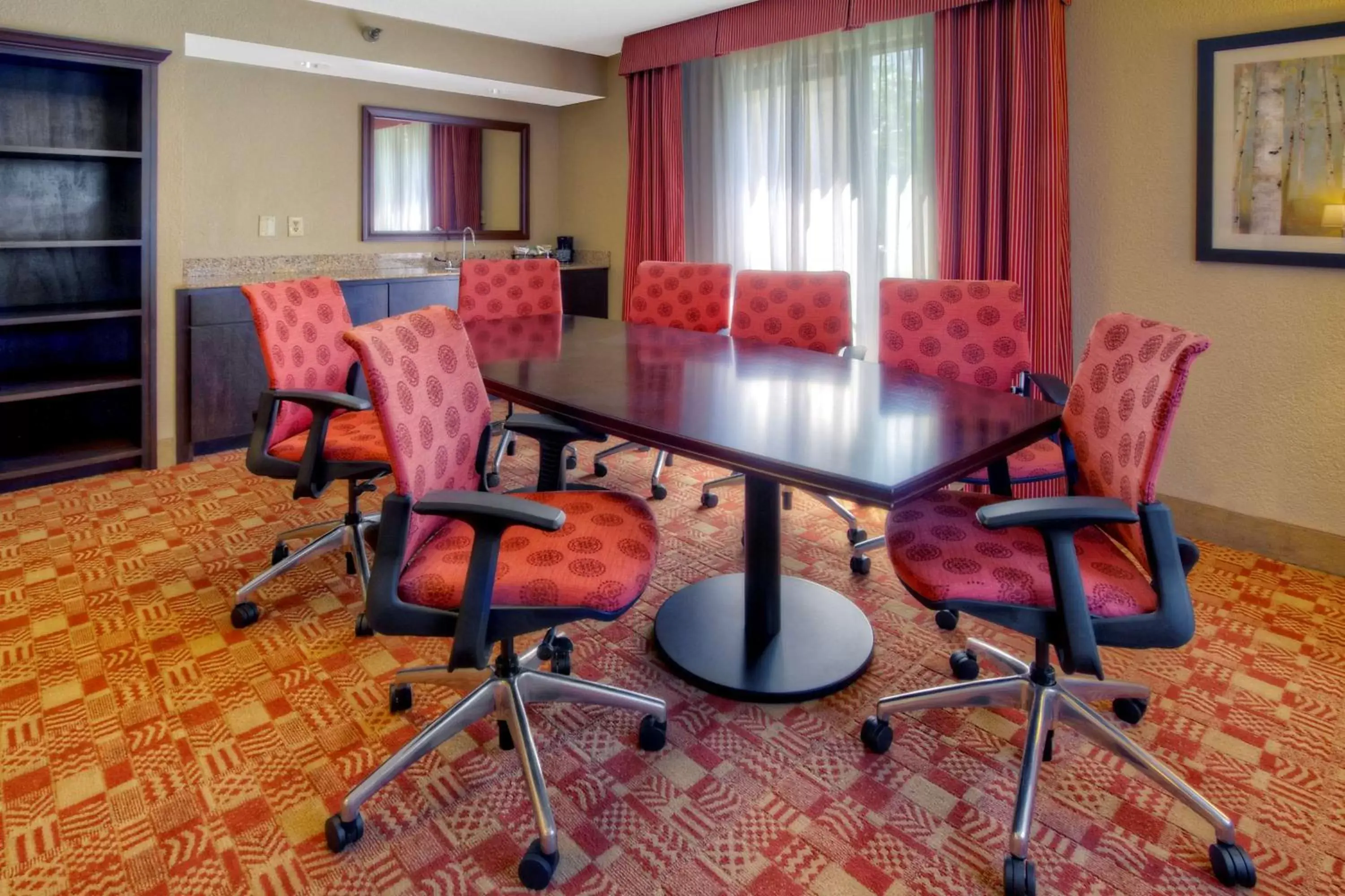 Bed, Seating Area in Hampton Inn Nashville / Vanderbilt