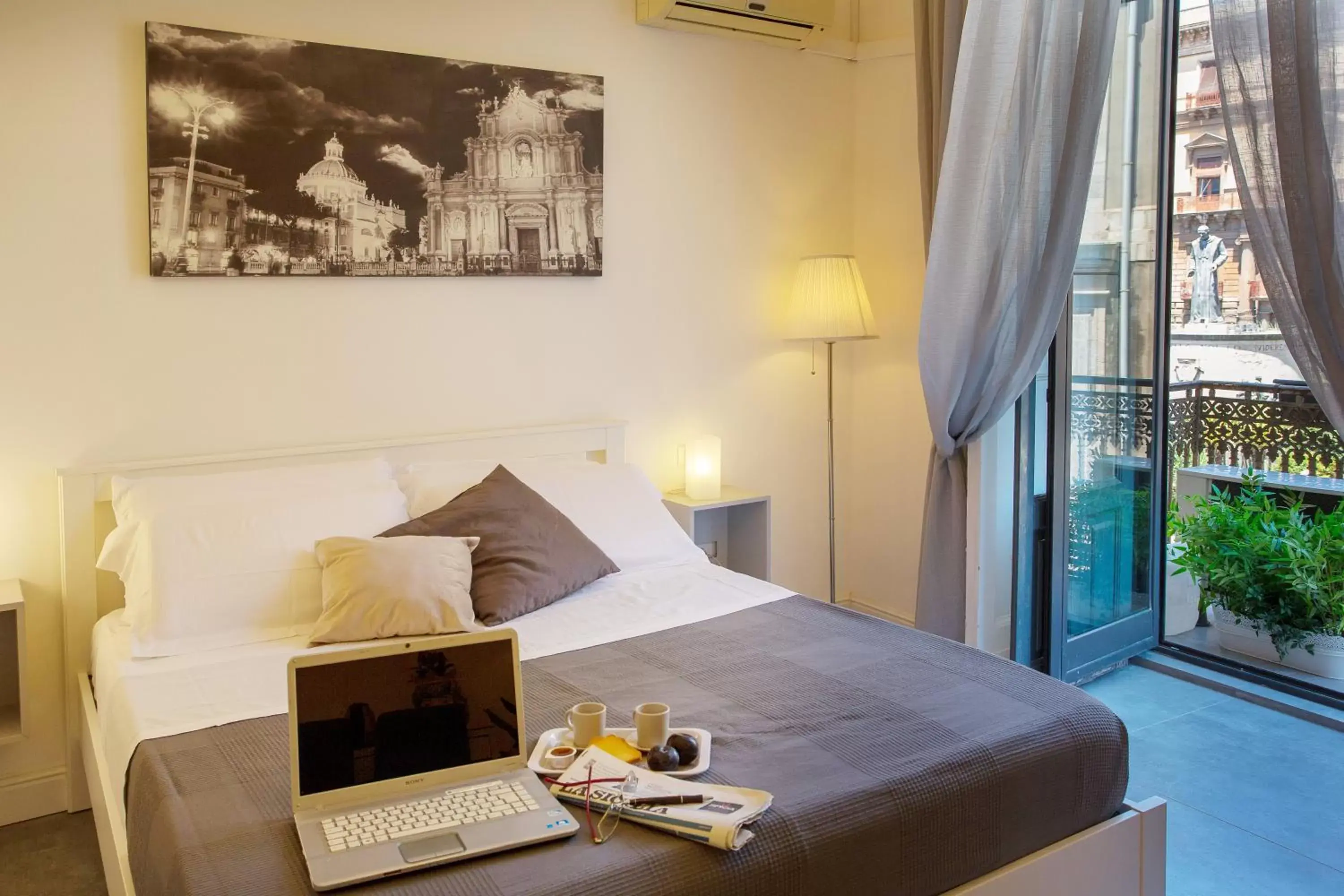 Photo of the whole room, Bed in Palazzo Bruca Catania Photo of the whole room, Bed in Palazzo Bruca Catania