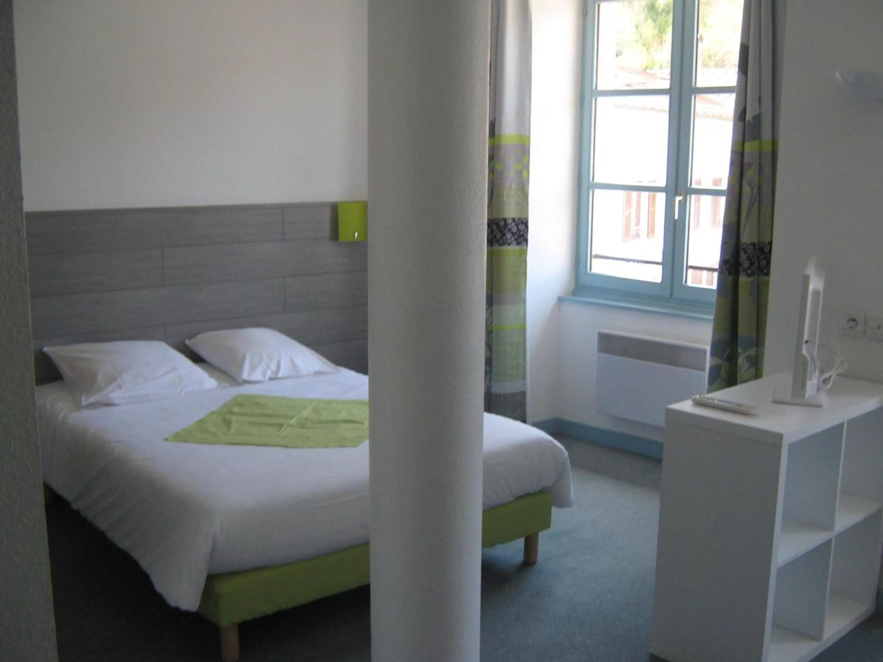 Bed in Hôtel Le Lacuzon