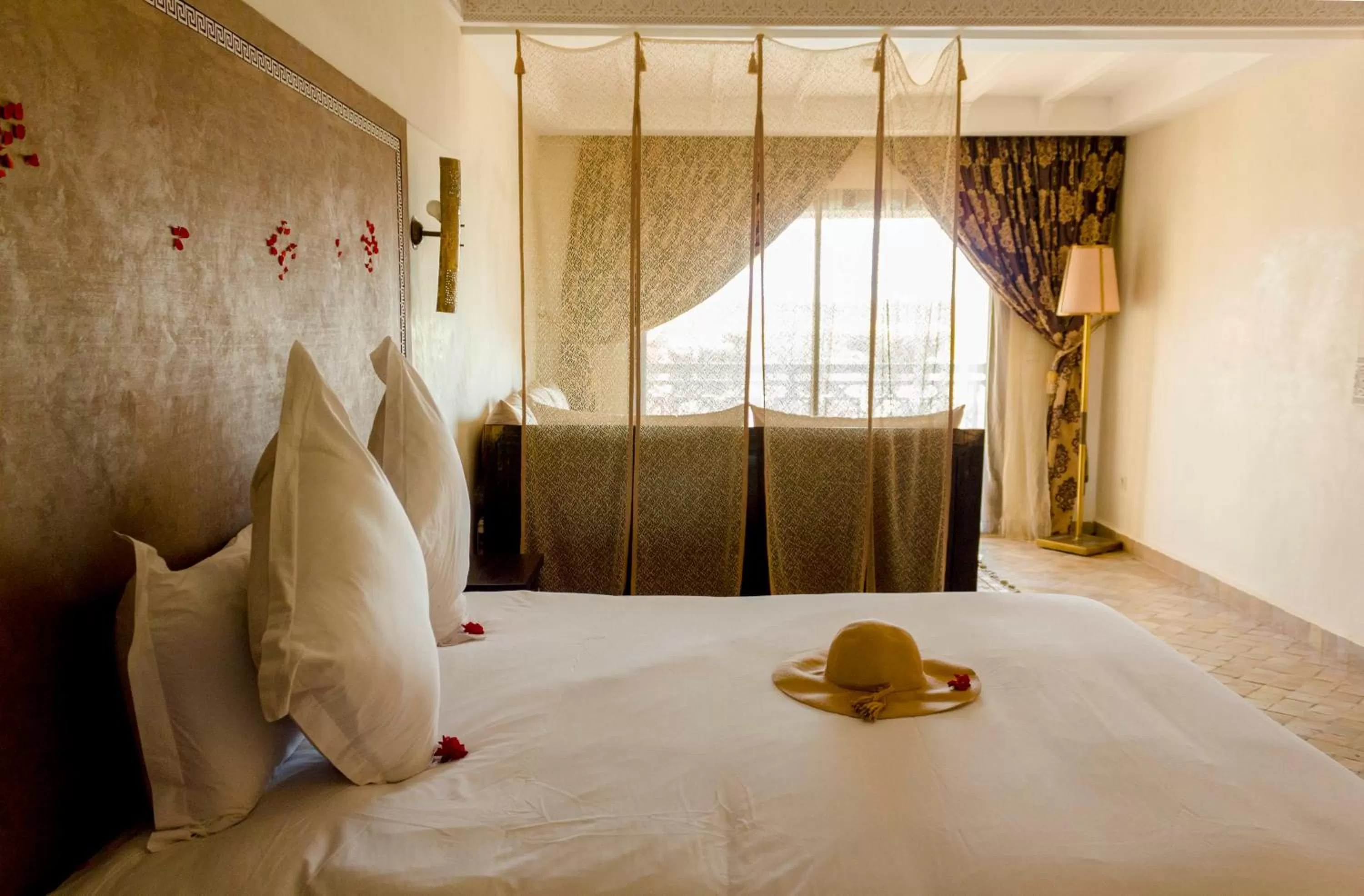 Pool view, Bed in Club Paradisio