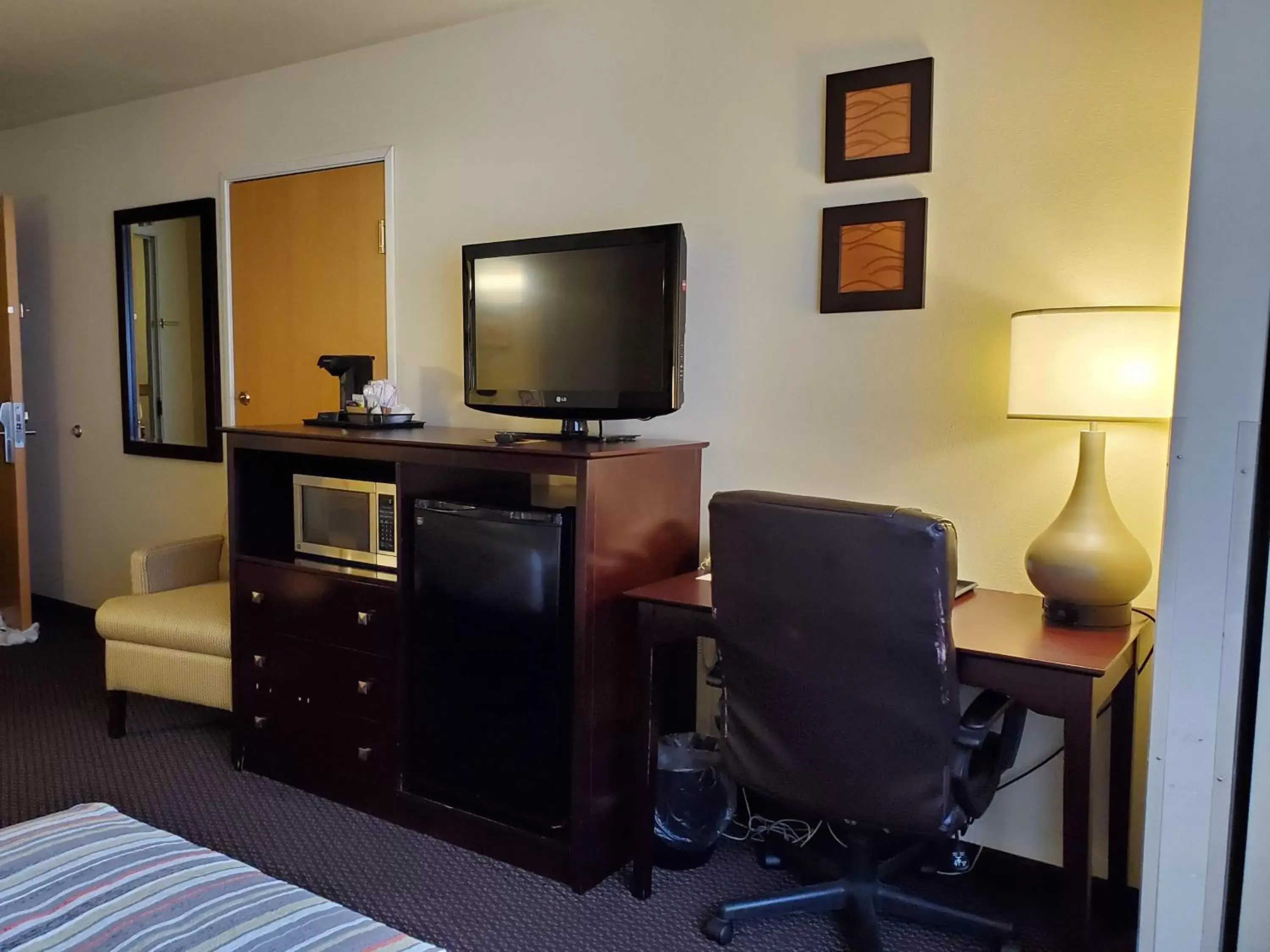 TV and multimedia, TV/Entertainment Center in Country Inn & Suites by Radisson, Bend, OR