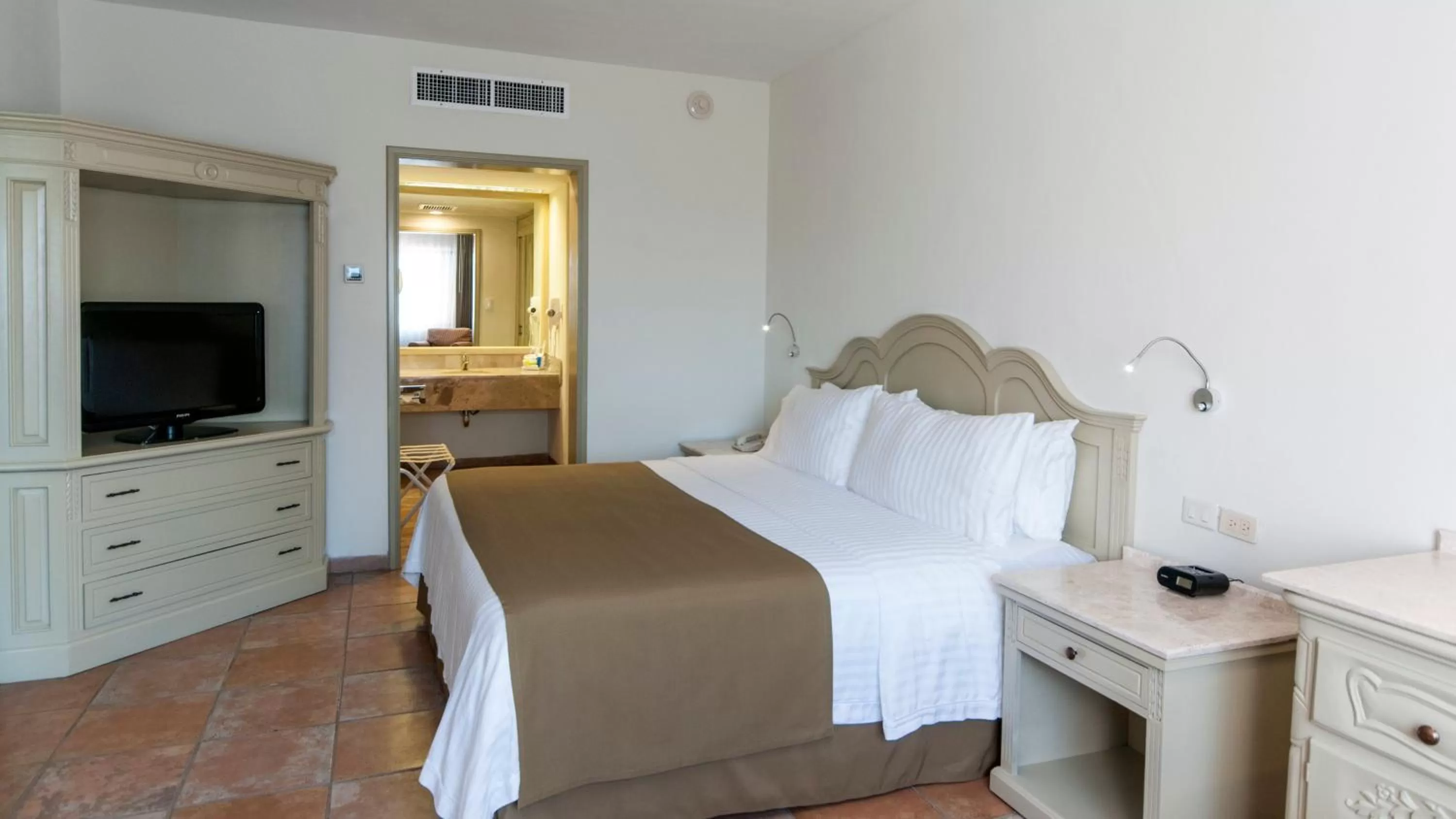 Photo of the whole room, Bed in Holiday Inn Ciudad Del Carmen by IHG