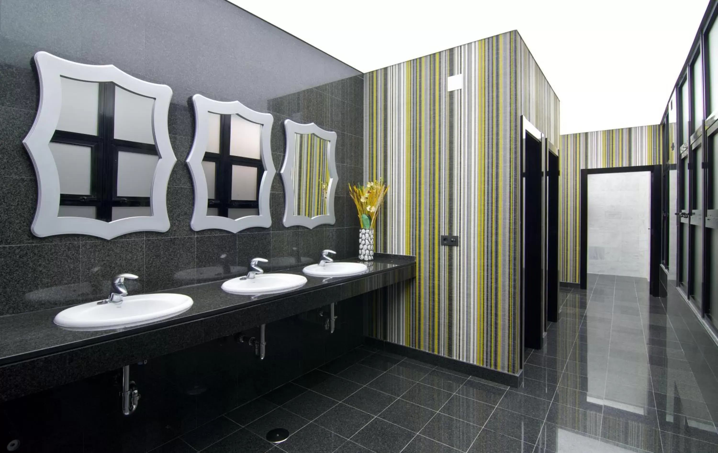 Lobby or reception, Bathroom in Hotel Puente Real