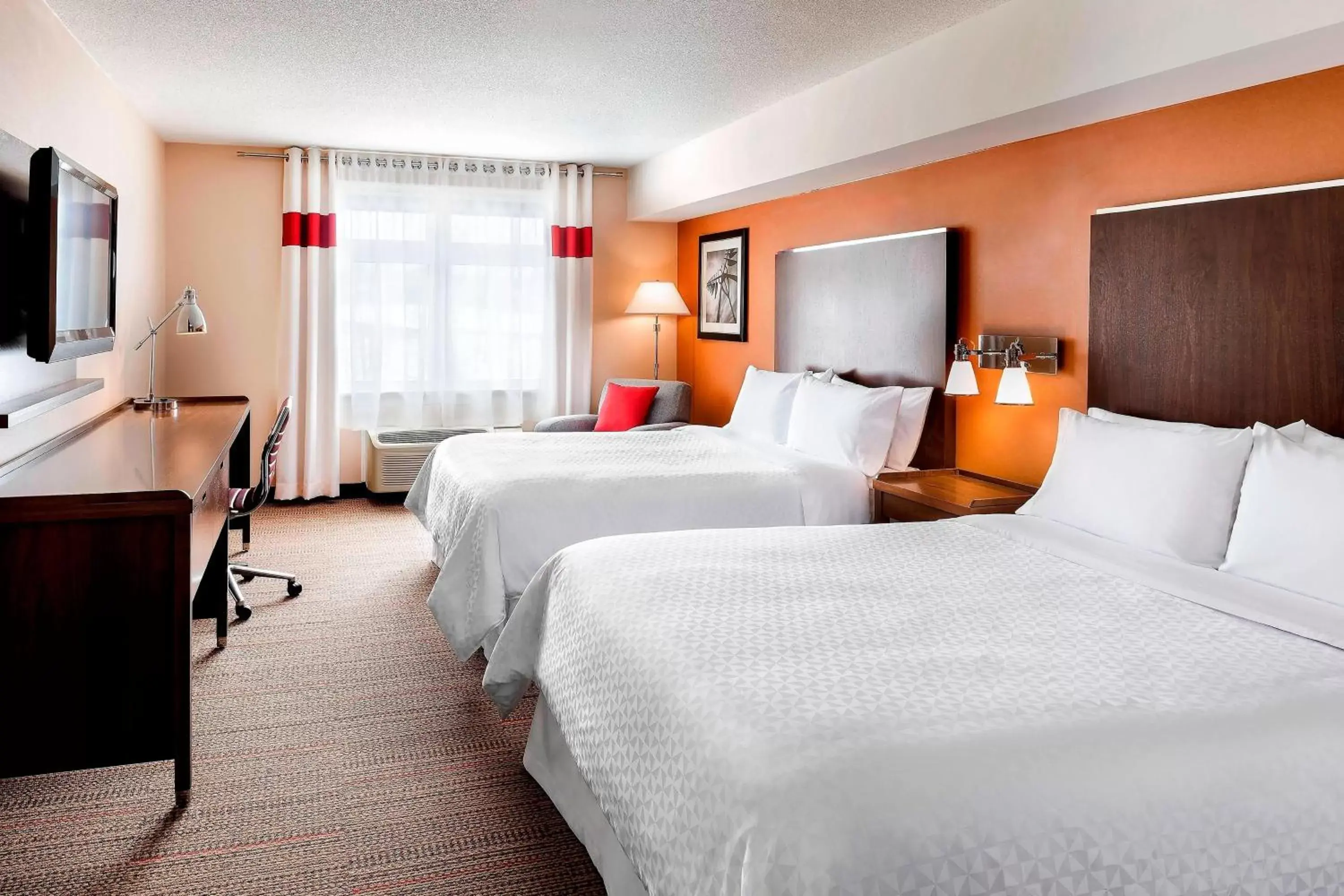 Photo of the whole room, Bed in Four Points by Sheraton Barrie