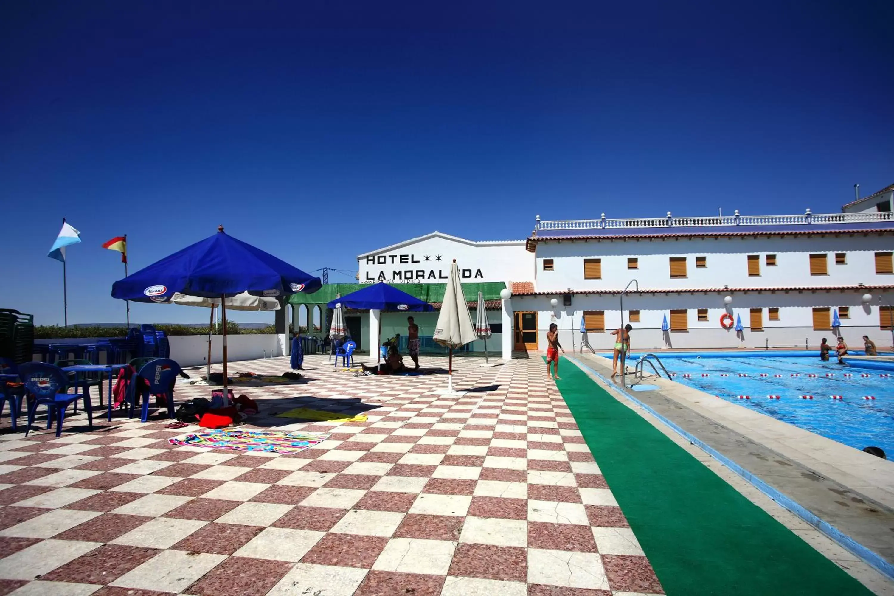 Solarium, Swimming Pool in Hotel La Moraleda - Complejo Las Delicias