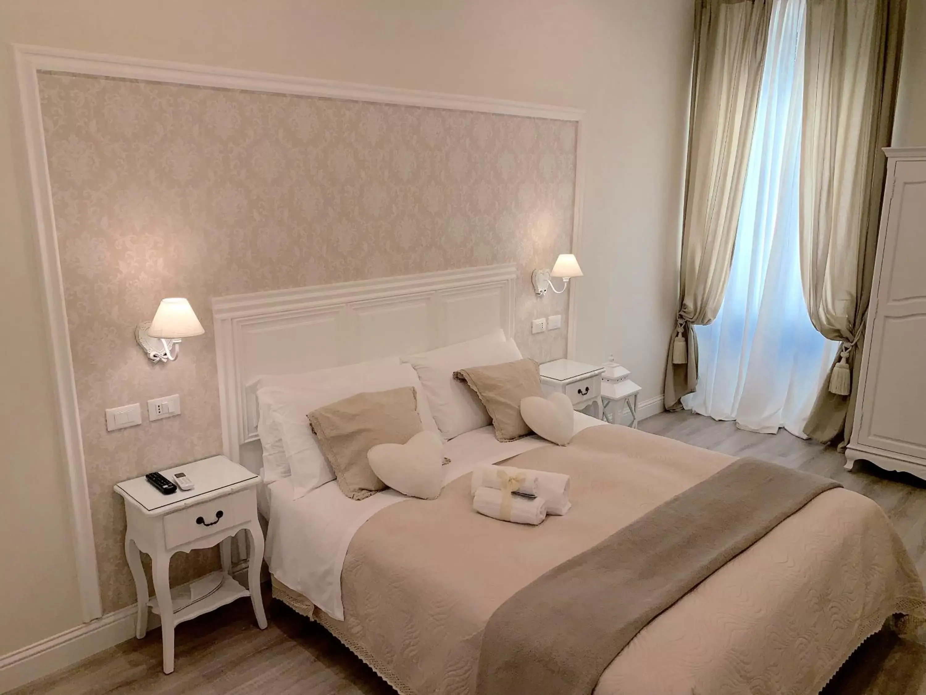 Photo of the whole room, Bed in Charme & Chic