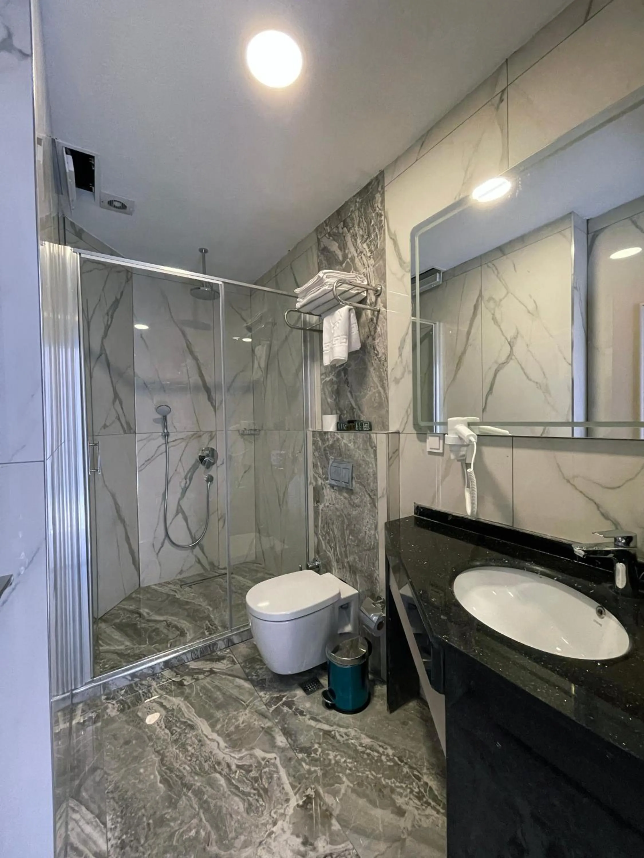 Bathroom in Martinenz Hotel