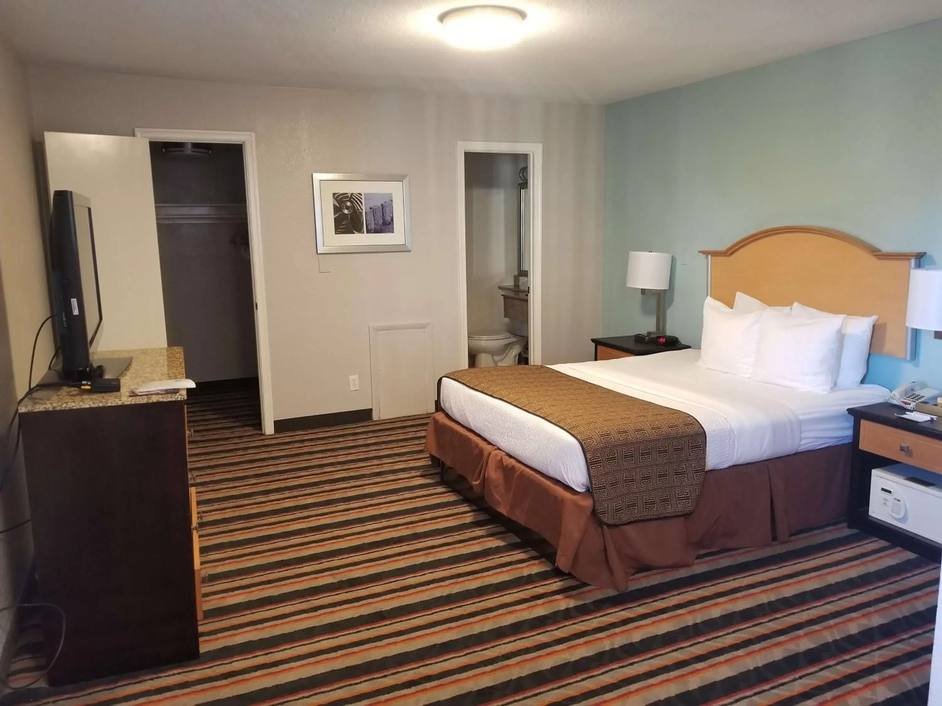 Photo of the whole room, Bed in Best Western Plus Holiday Sands Inn & Suites