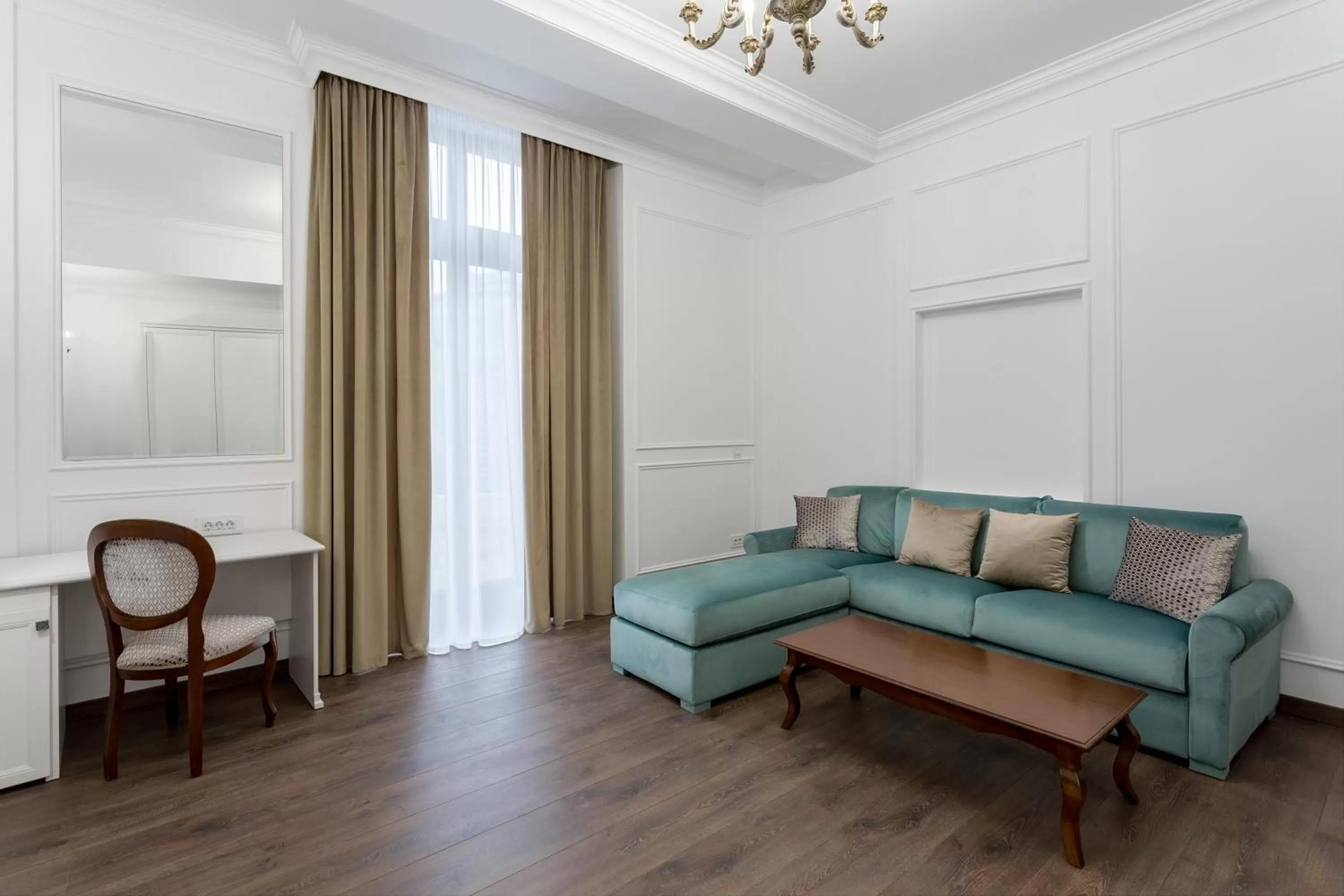 Living room in Lahovary Palace Hotel