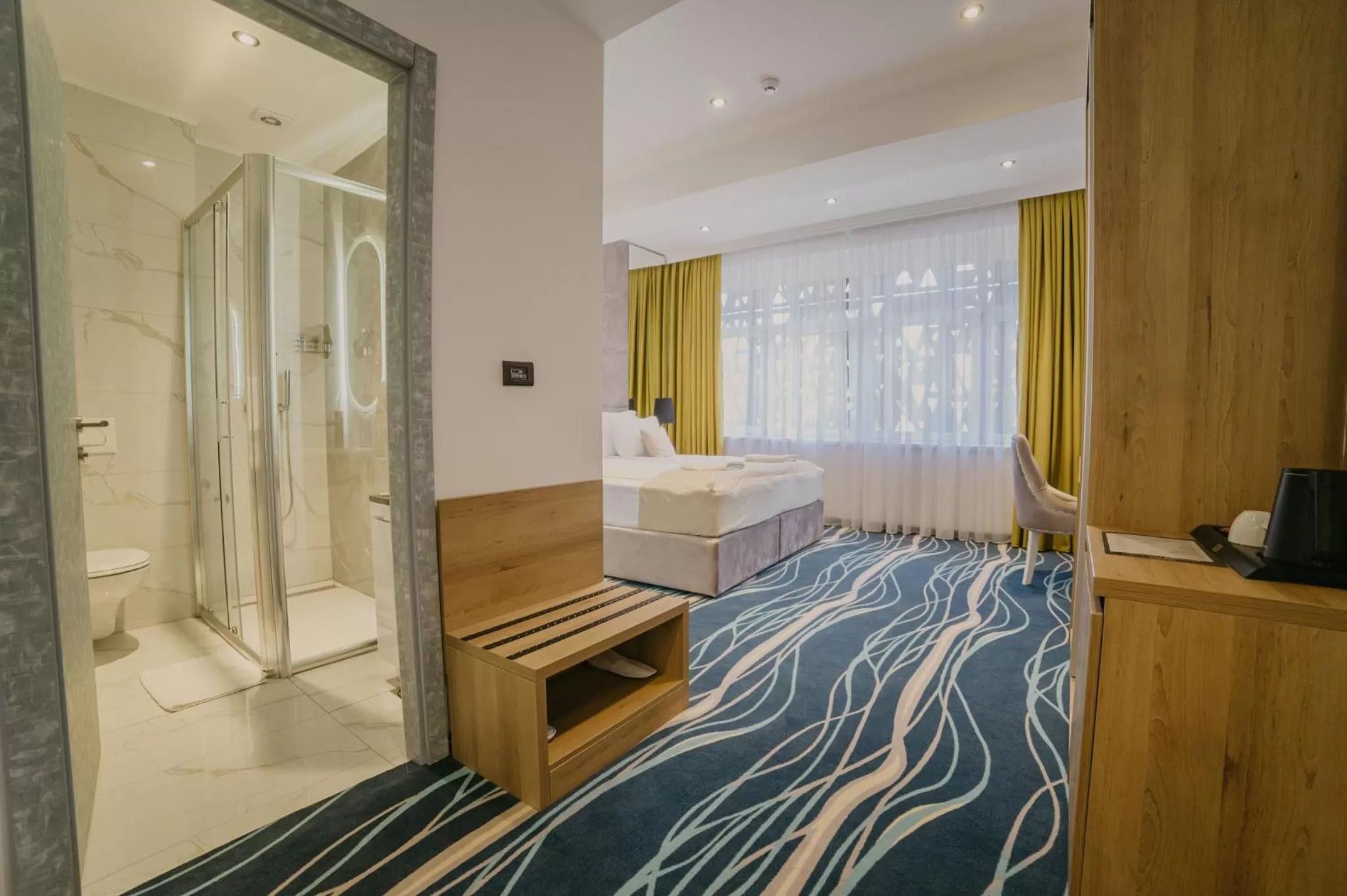 Bathroom, Bed in Hotel Vertigos