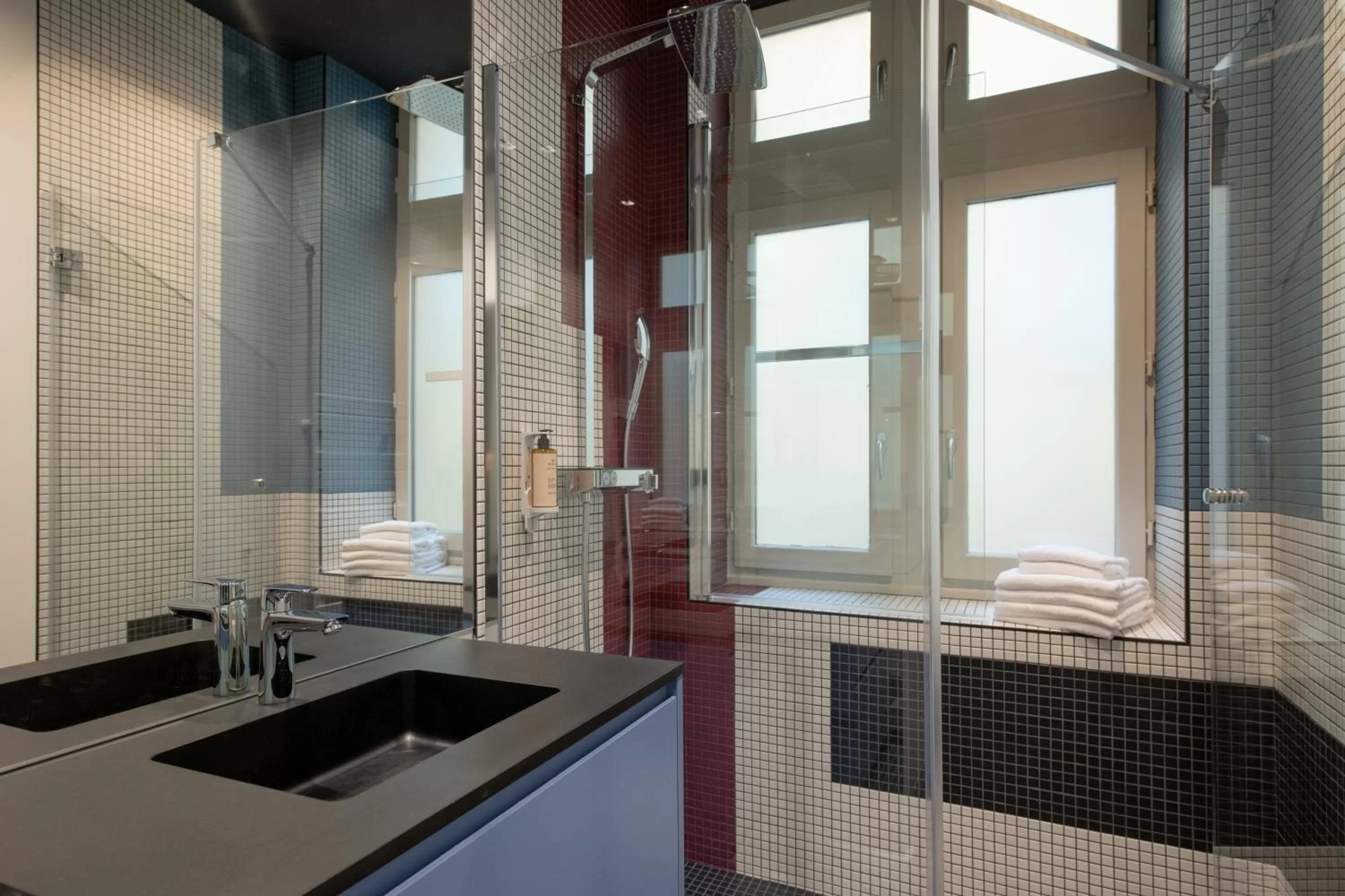 Shower, Kitchen/Kitchenette in MiHotel Saint Jean