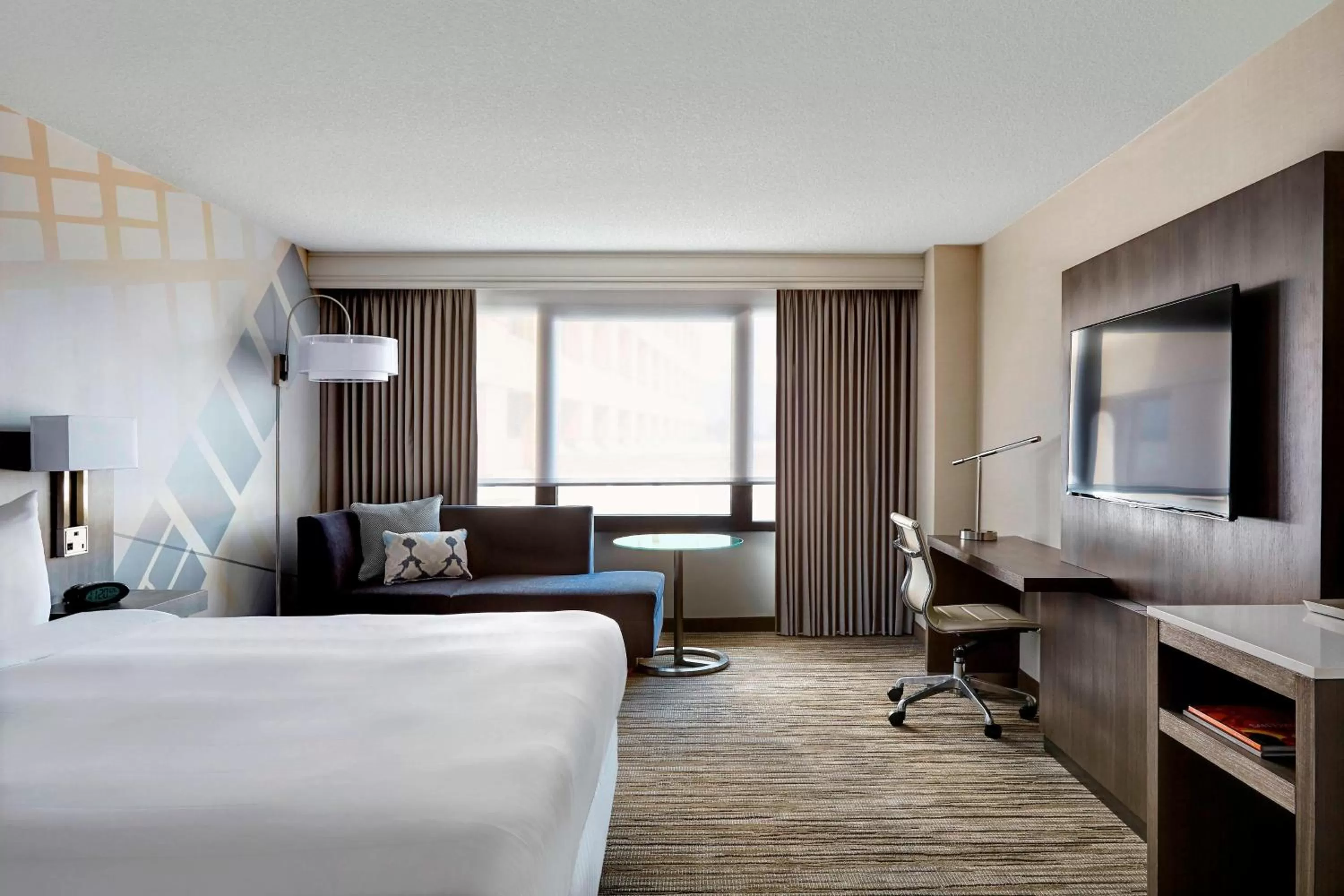 Photo of the whole room, Bed in San Francisco Airport Marriott Waterfront