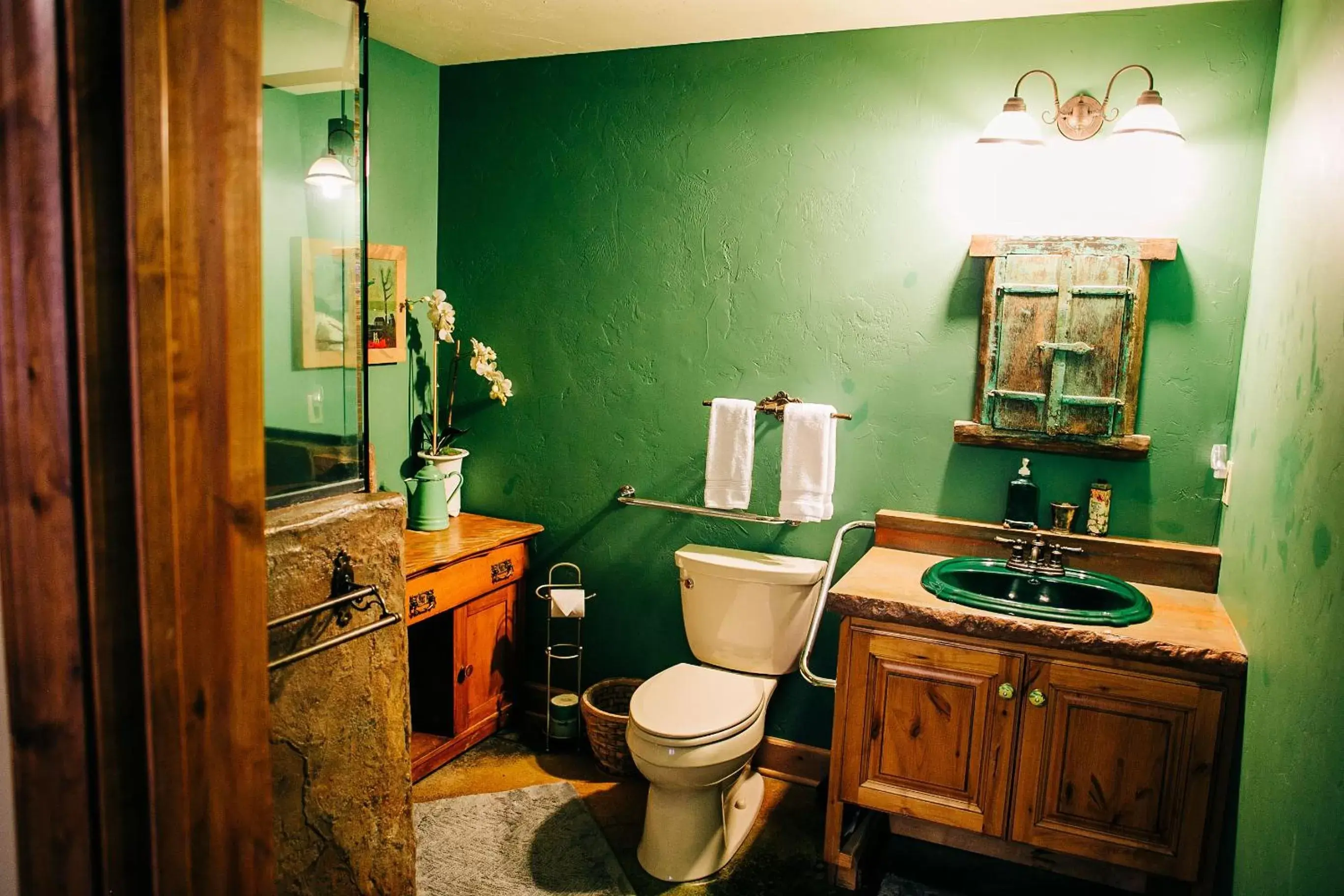 Bathroom in Talus Rock Retreat