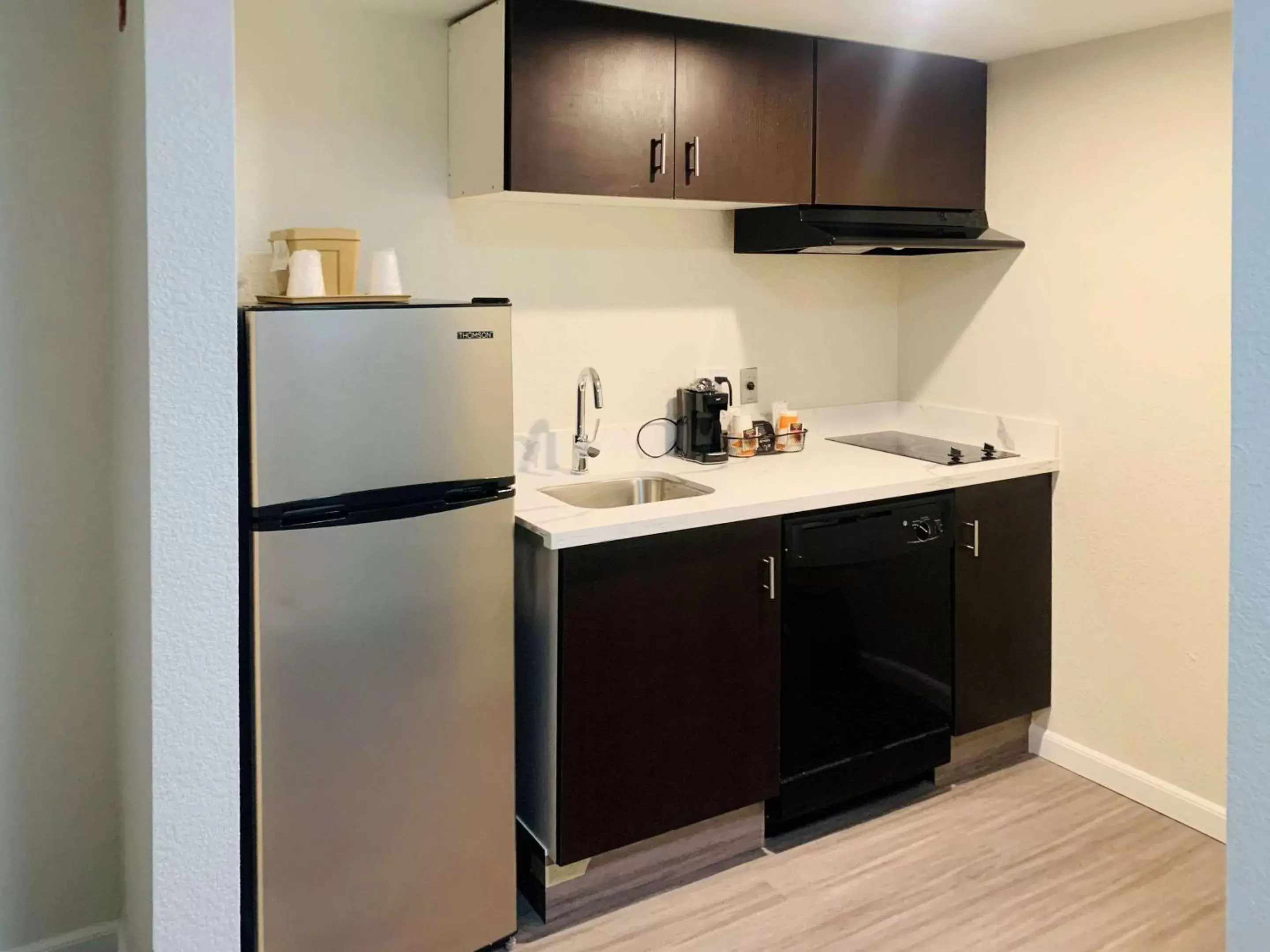 Photo of the whole room, Kitchen/Kitchenette in Comfort Inn 290/NW