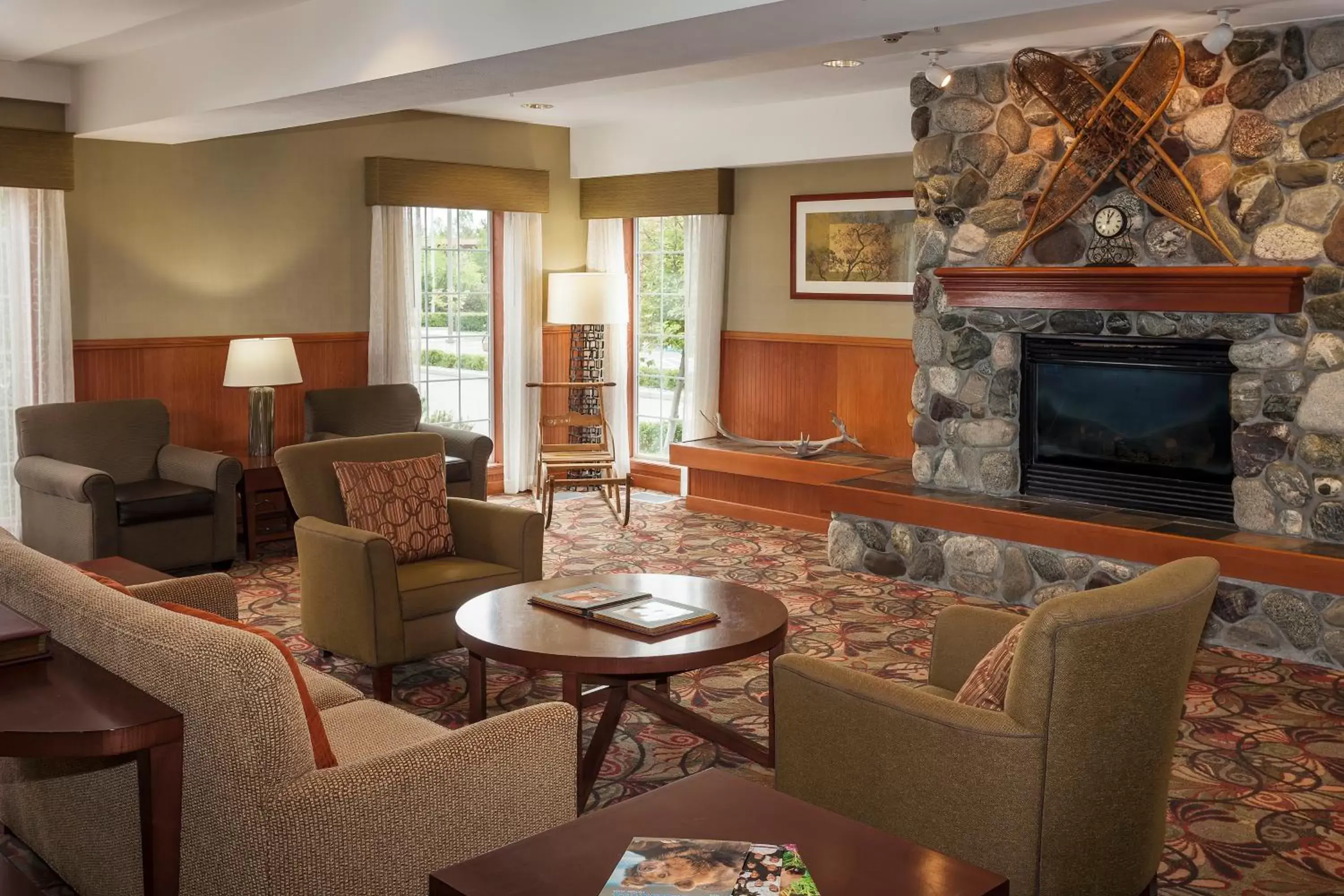 Lobby or reception, Lounge/Bar in Holiday Inn Express Anchorage, an IHG Hotel