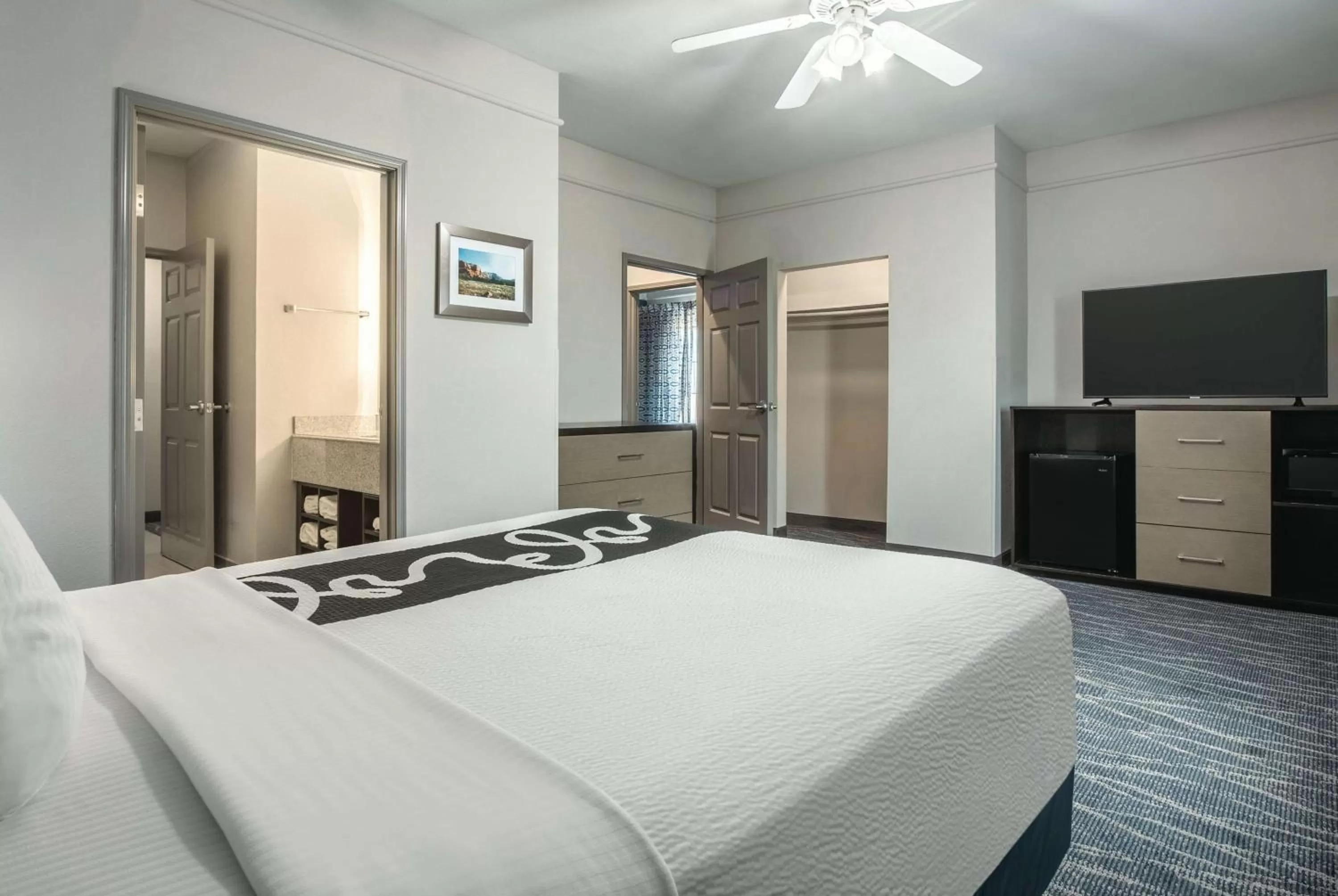 Photo of the whole room, Bed in La Quinta by Wyndham Phoenix I-10 West