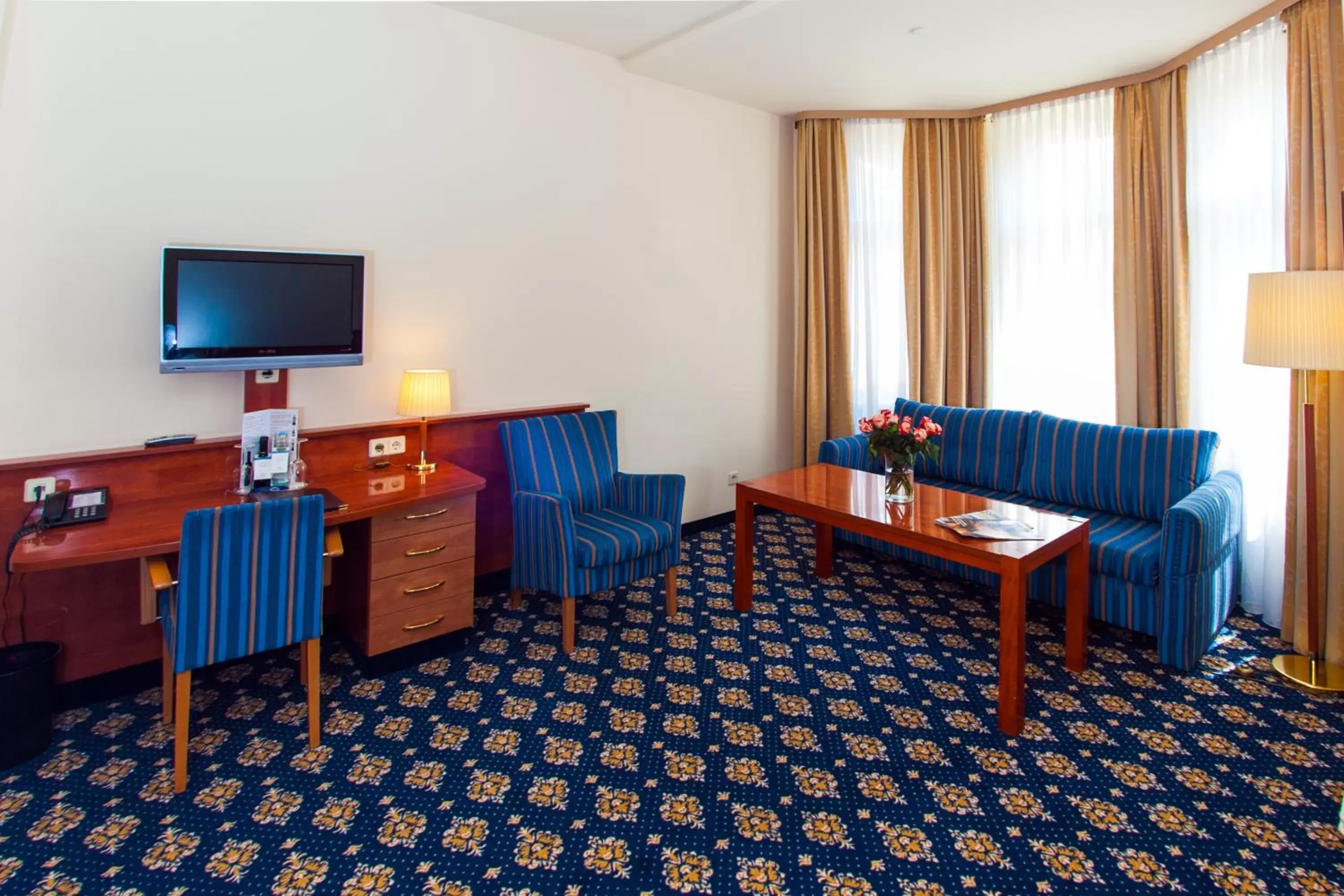 Photo of the whole room, TV/Entertainment Center in Hotel & Apartments Zarenhof Berlin Prenzlauer Berg